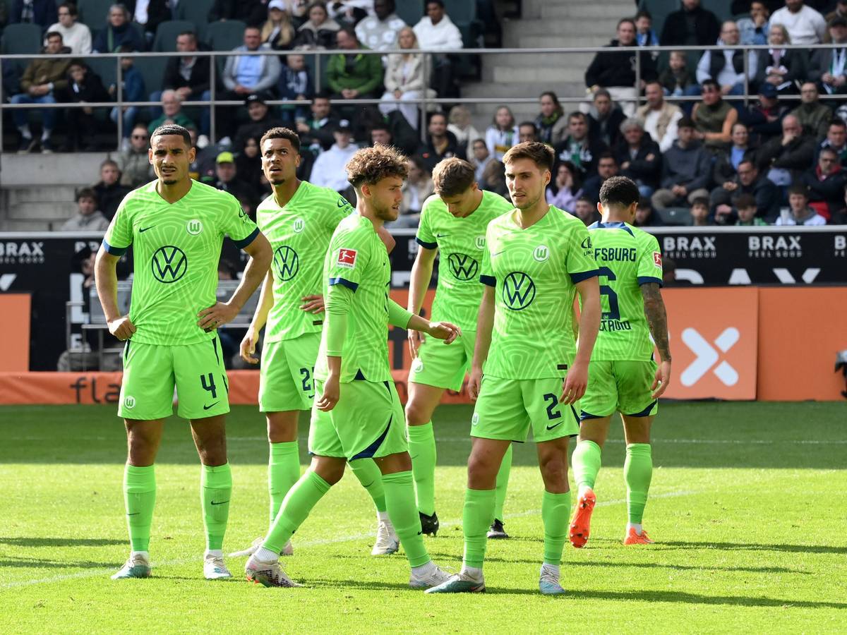 Die Wolfsburg-Spieler stellen sich für einen Eckball auf.