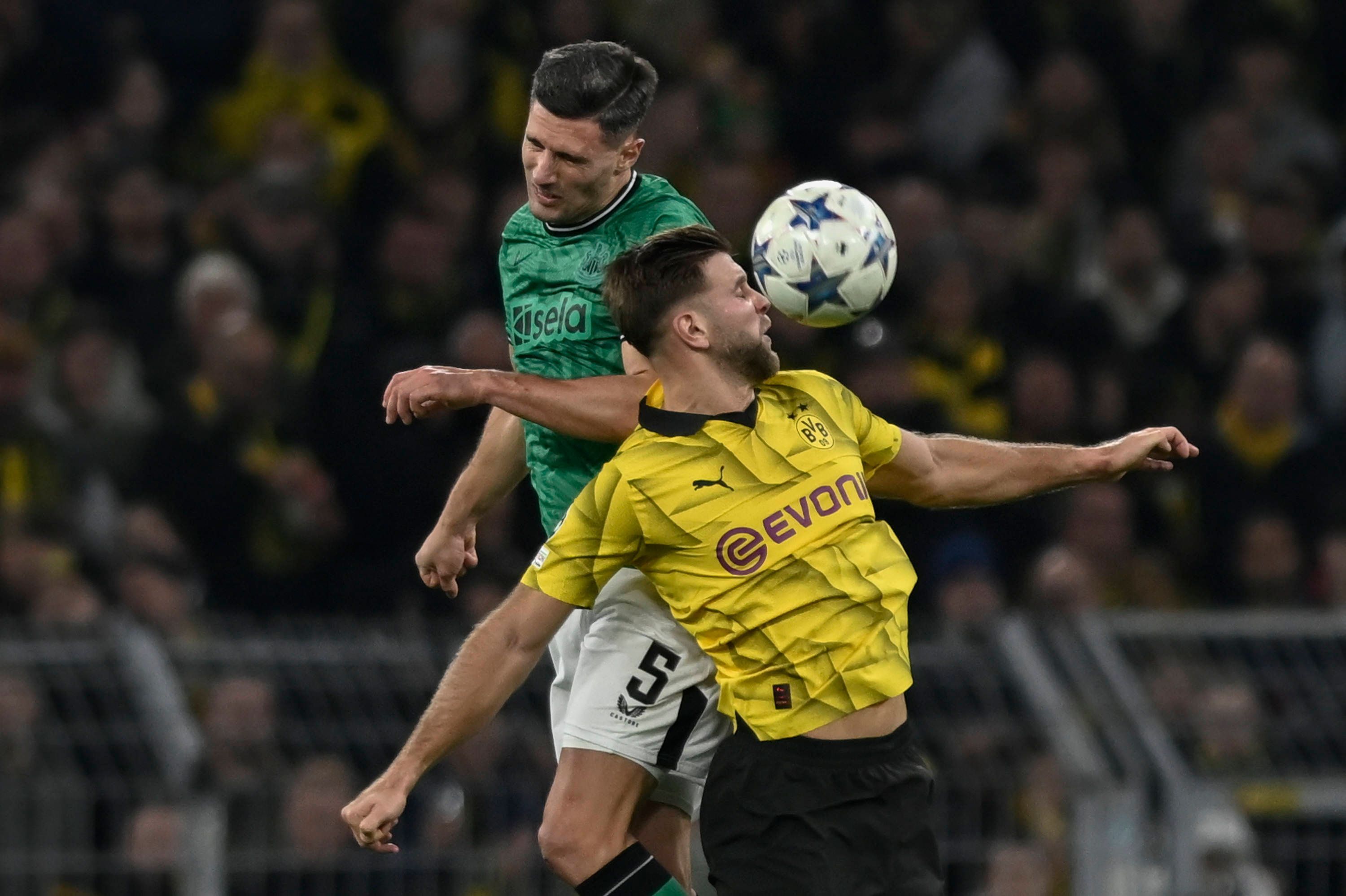 Nicolas Füllkrug und Fabian Schär bestreiten im Kopfballduell.