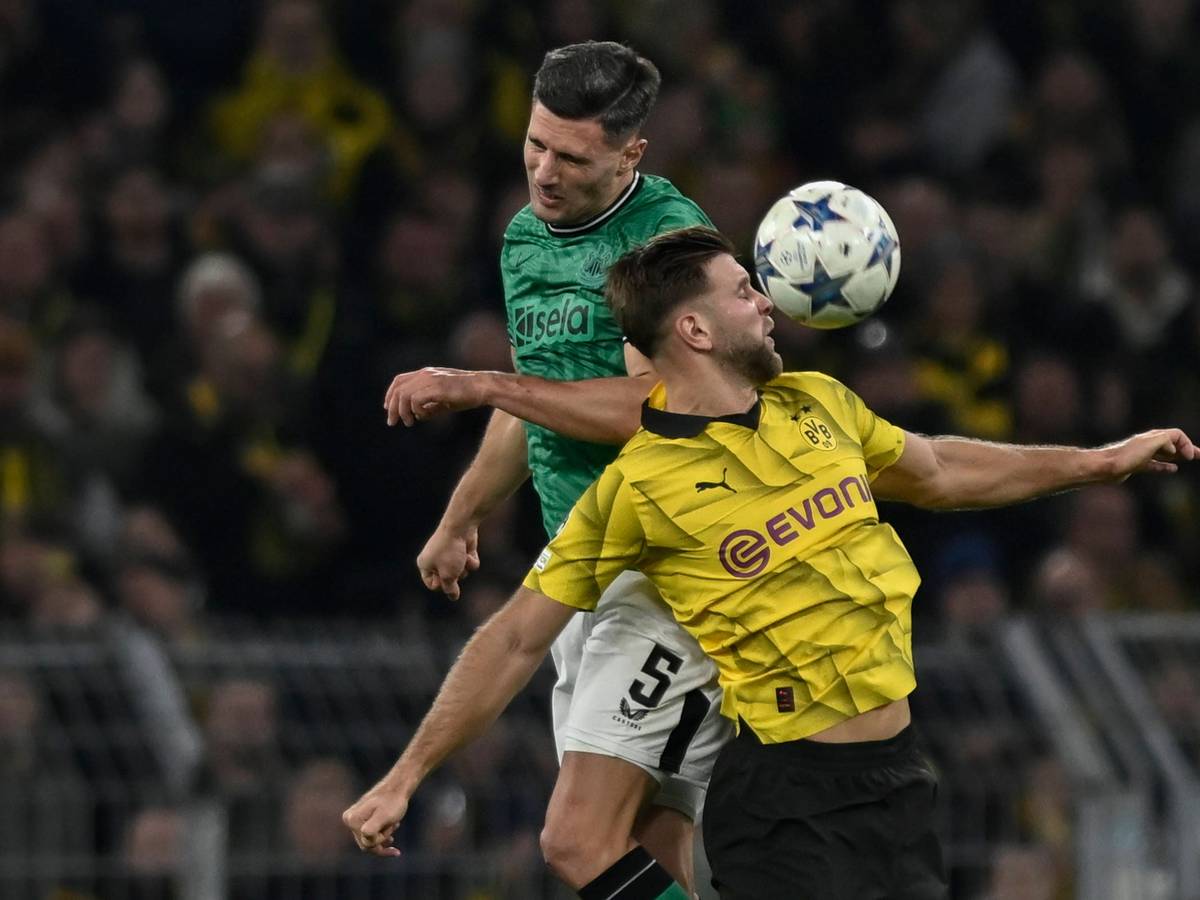 Nicolas Füllkrug und Fabian Schär bestreiten im Kopfballduell.