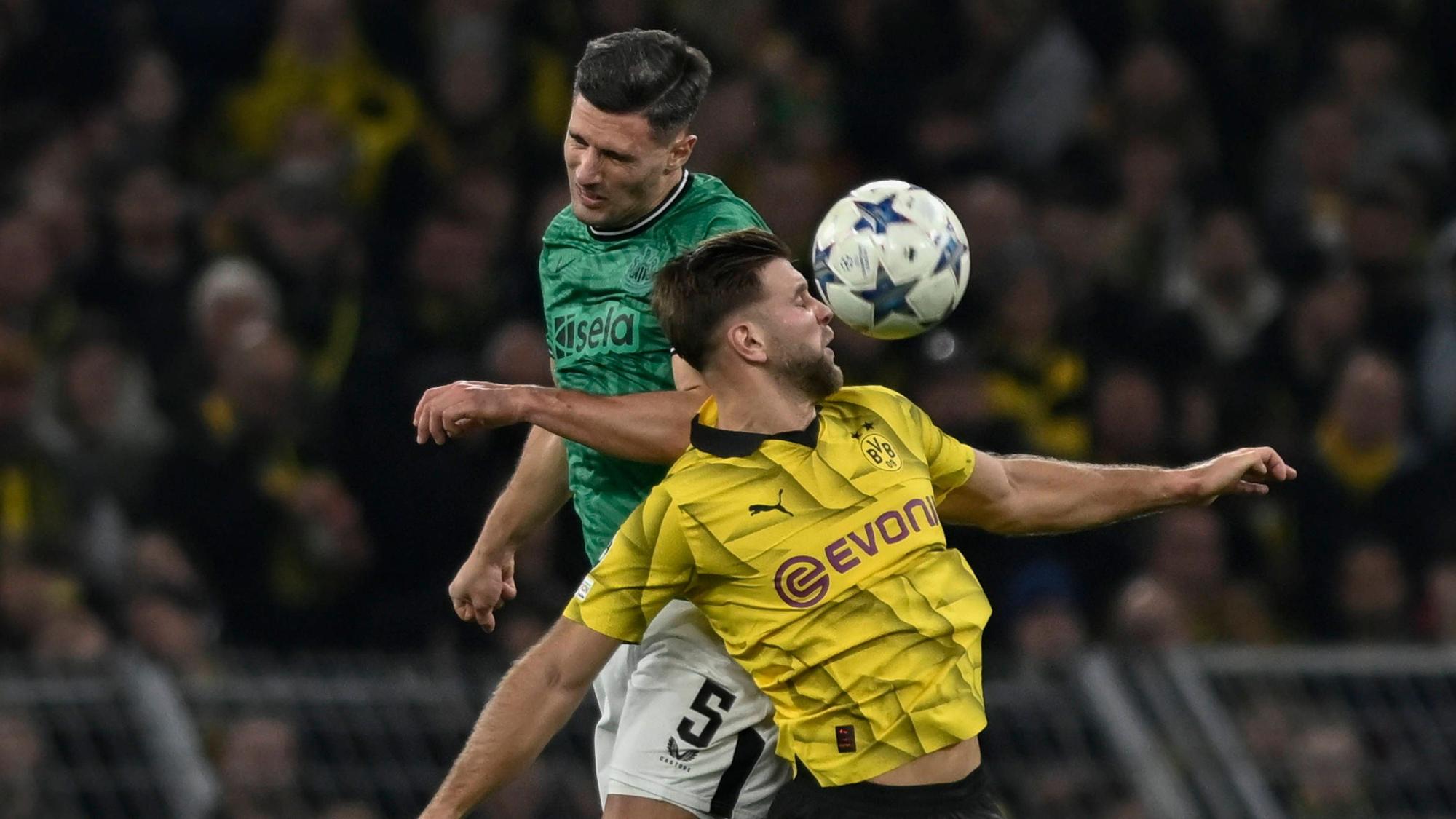 Nicolas Füllkrug und Fabian Schär bestreiten im Kopfballduell.