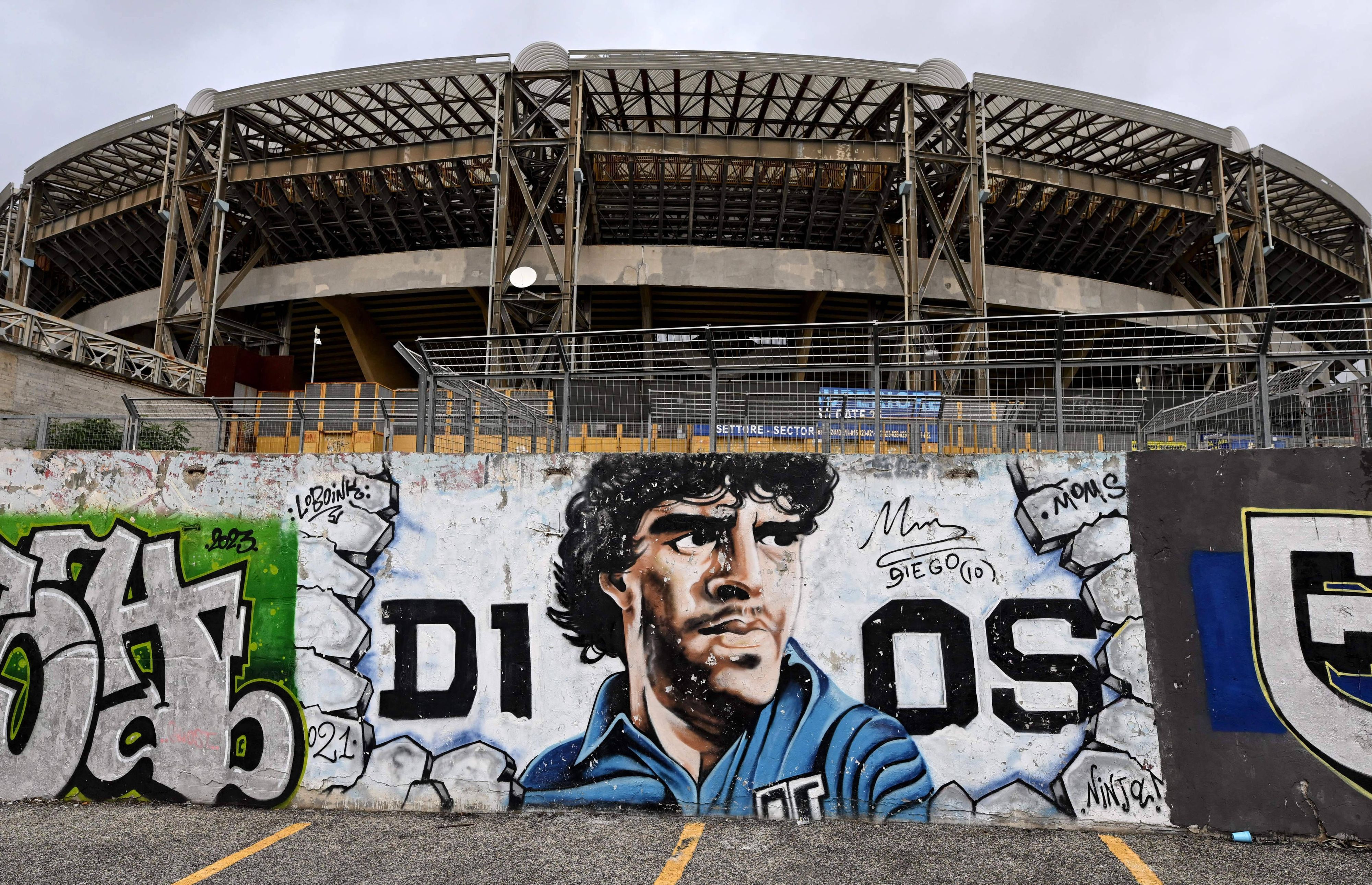 Das Stadio Diego Armando Maradona von außen. Zu sehen ist eine Grafiti-Zeichnung von Maradona.