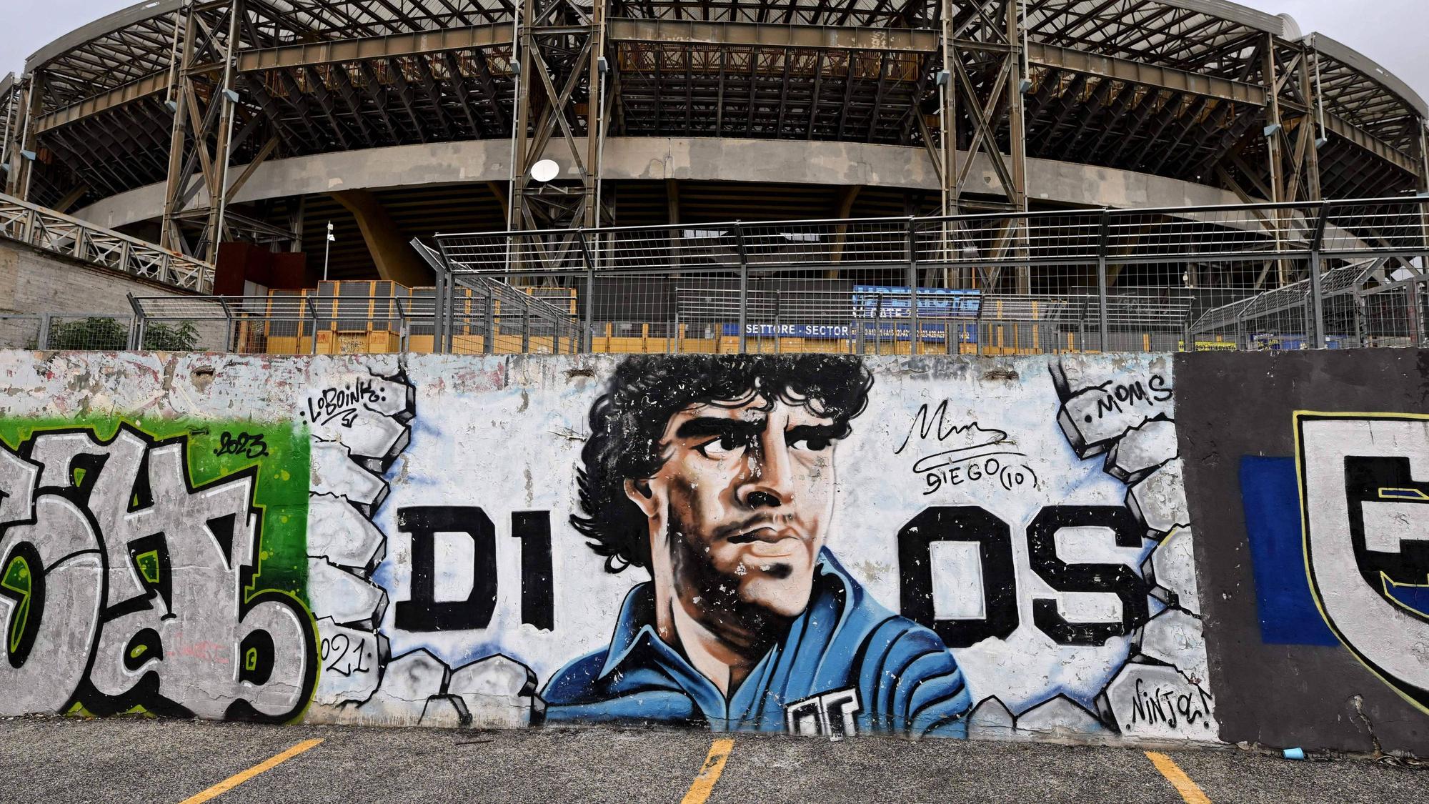 Das Stadio Diego Armando Maradona von außen. Zu sehen ist eine Grafiti-Zeichnung von Maradona.