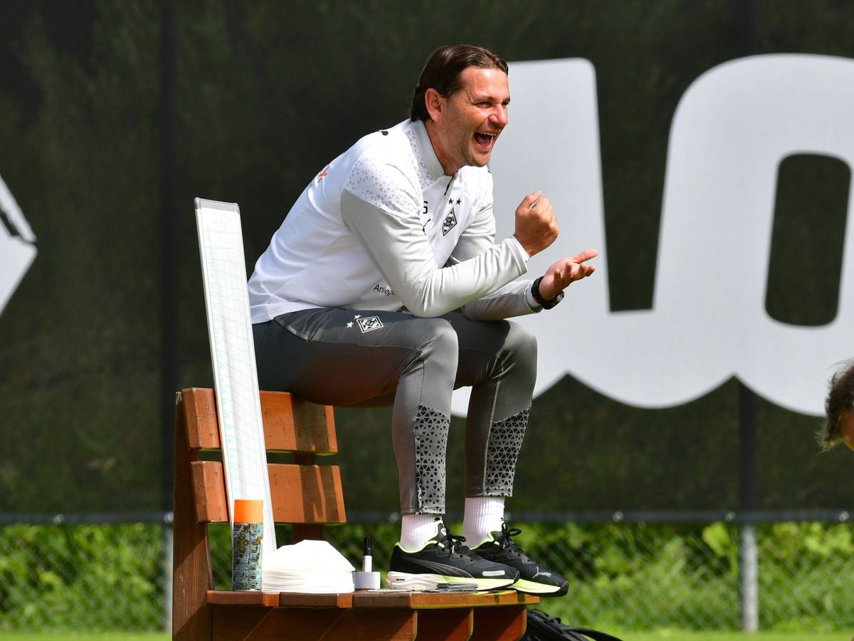Gerardo Seoane sitzt auf einer Bank.