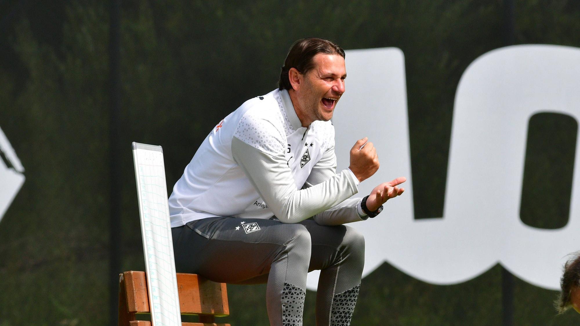 Gerardo Seoane sitzt auf einer Bank.