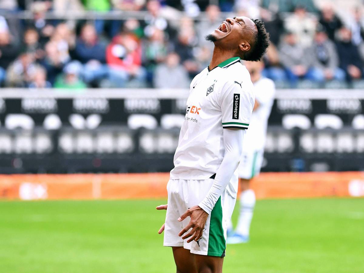 Nathan Ngoumou von Borussia Mönchengladbach ärgert sich.