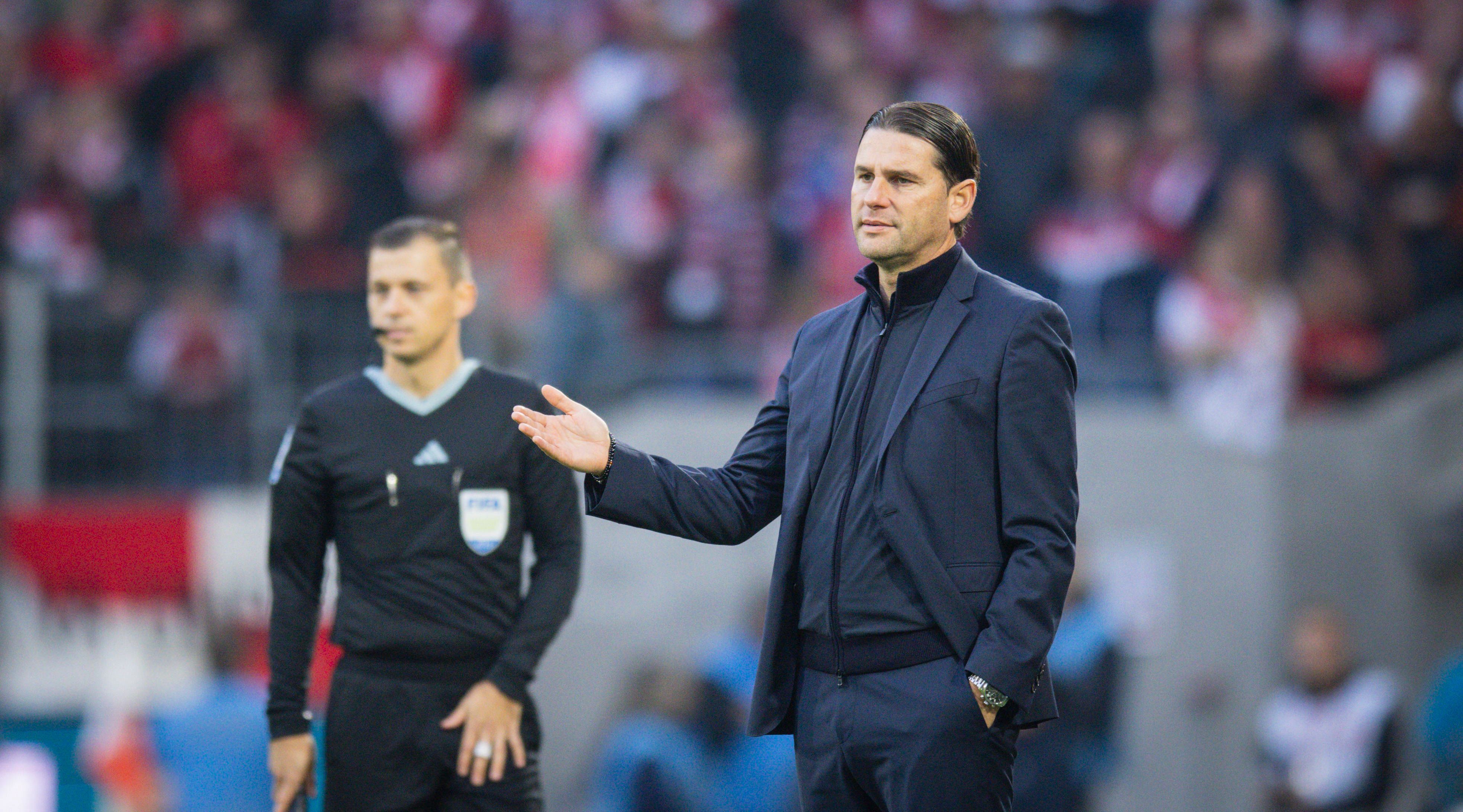 Gerardo Seoane gestikuliert am Spielfeldrand.