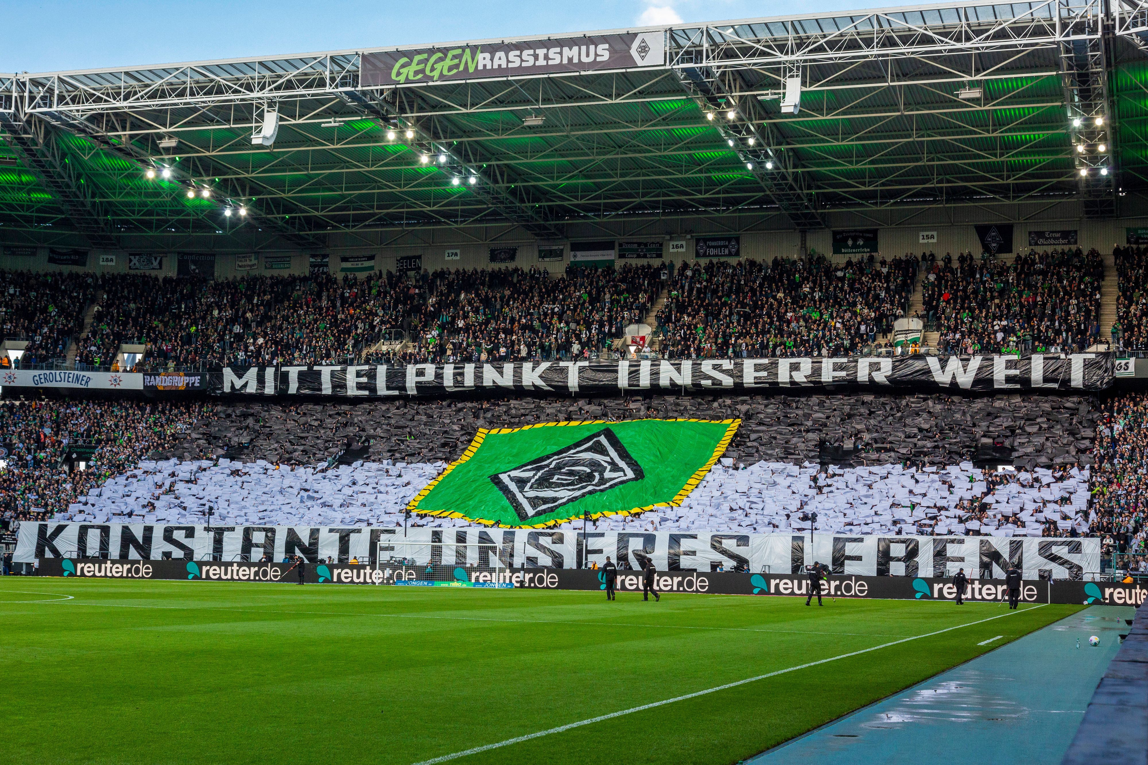 Fans von Borussia Mönchengladbach präsentieren vor dem Spiel eine Choreo.