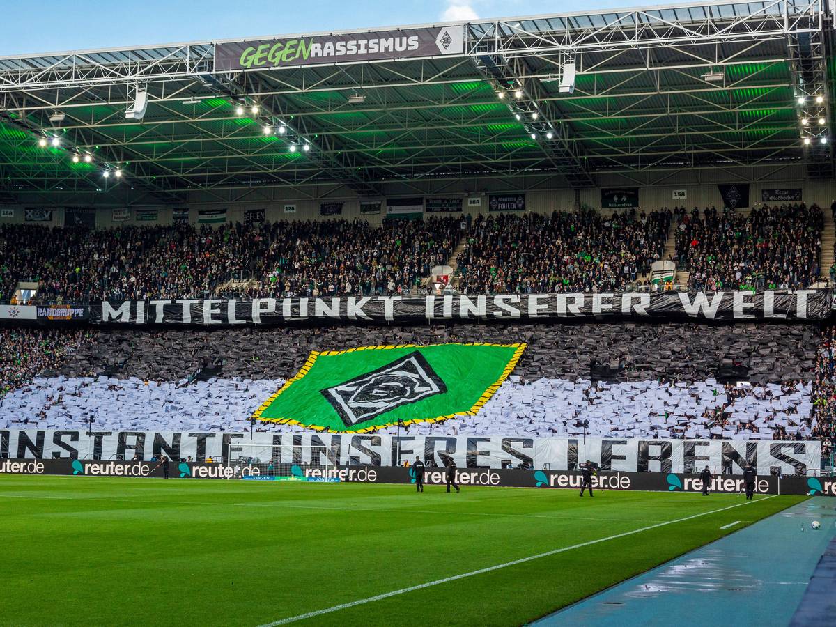 Fans von Borussia Mönchengladbach präsentieren vor dem Spiel eine Choreo.
