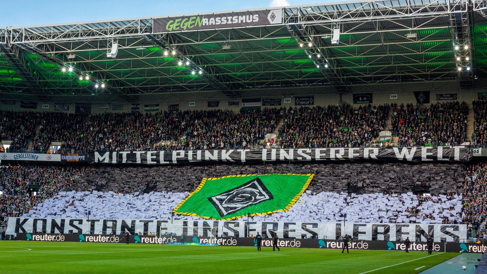 Fans von Borussia Mönchengladbach präsentieren vor dem Spiel eine Choreo.