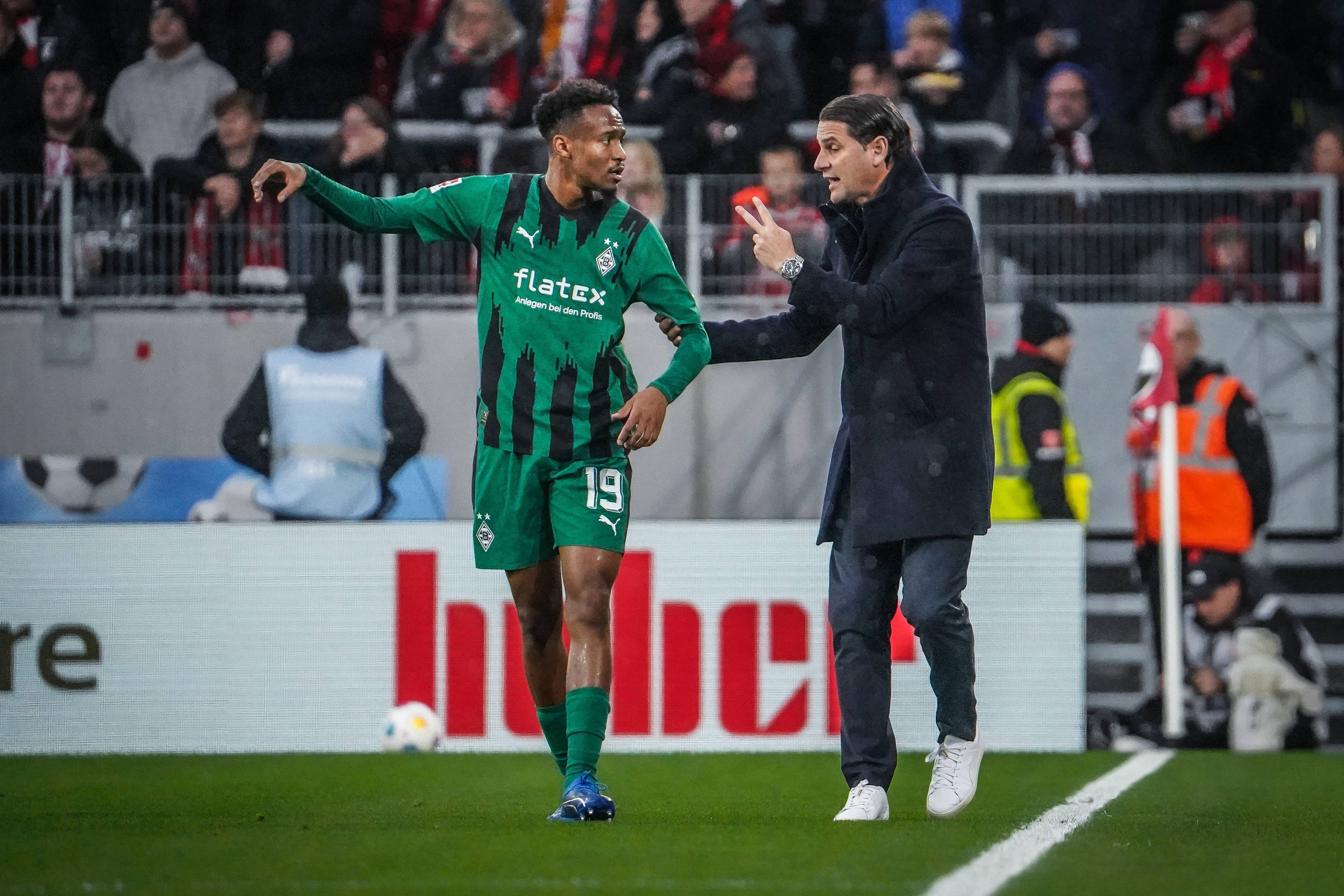 Gerardo Seoane gibt Nathan Ngoumou Anweisungen.