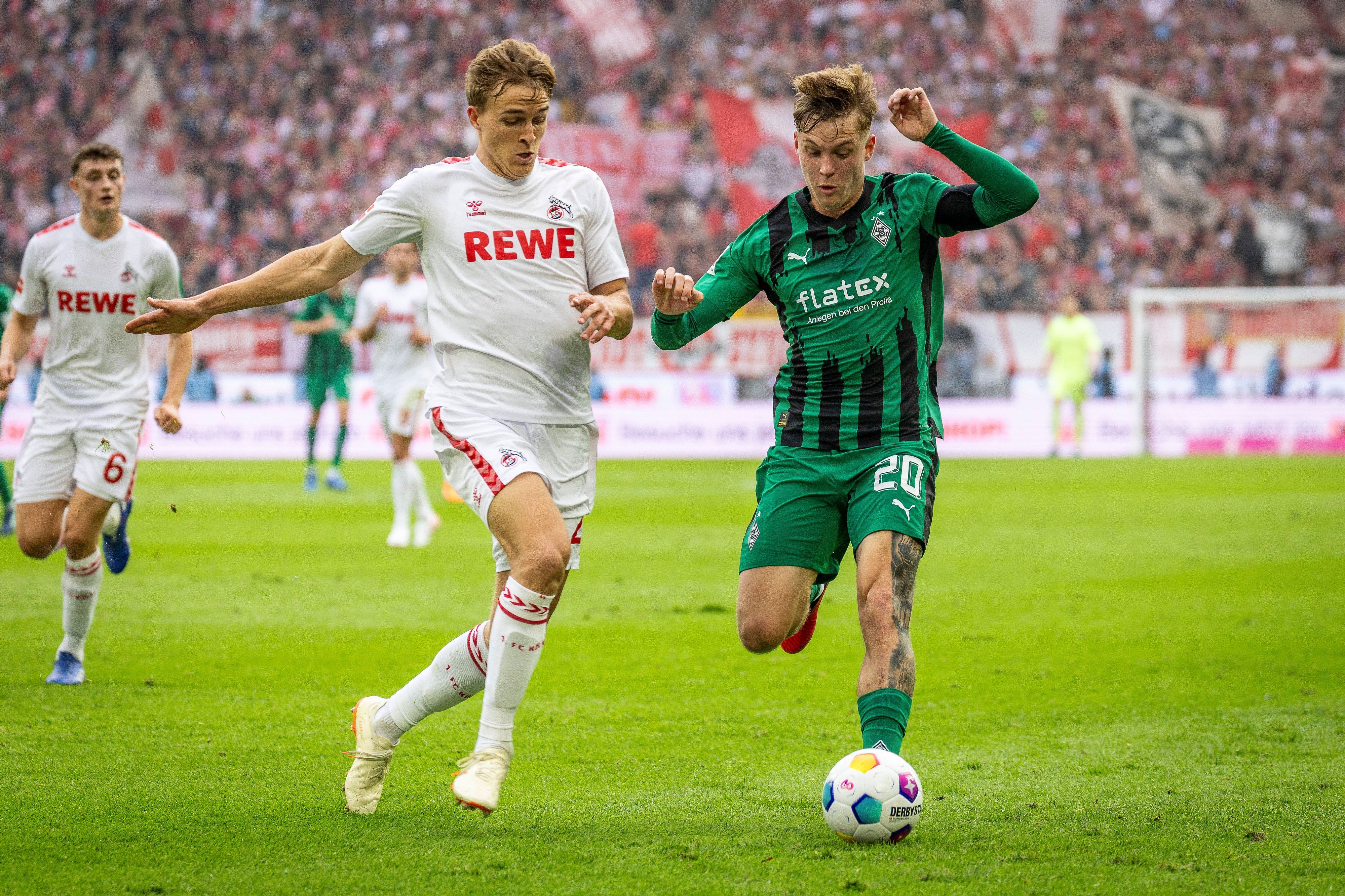 Spieler von Borussia Mönchengladbach im Zweikampf.