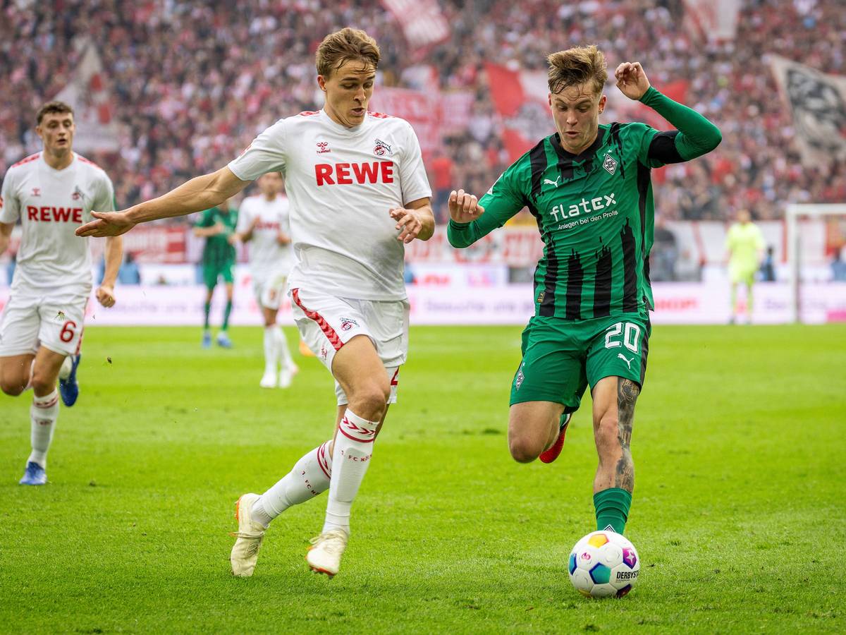 Spieler von Borussia Mönchengladbach im Zweikampf.