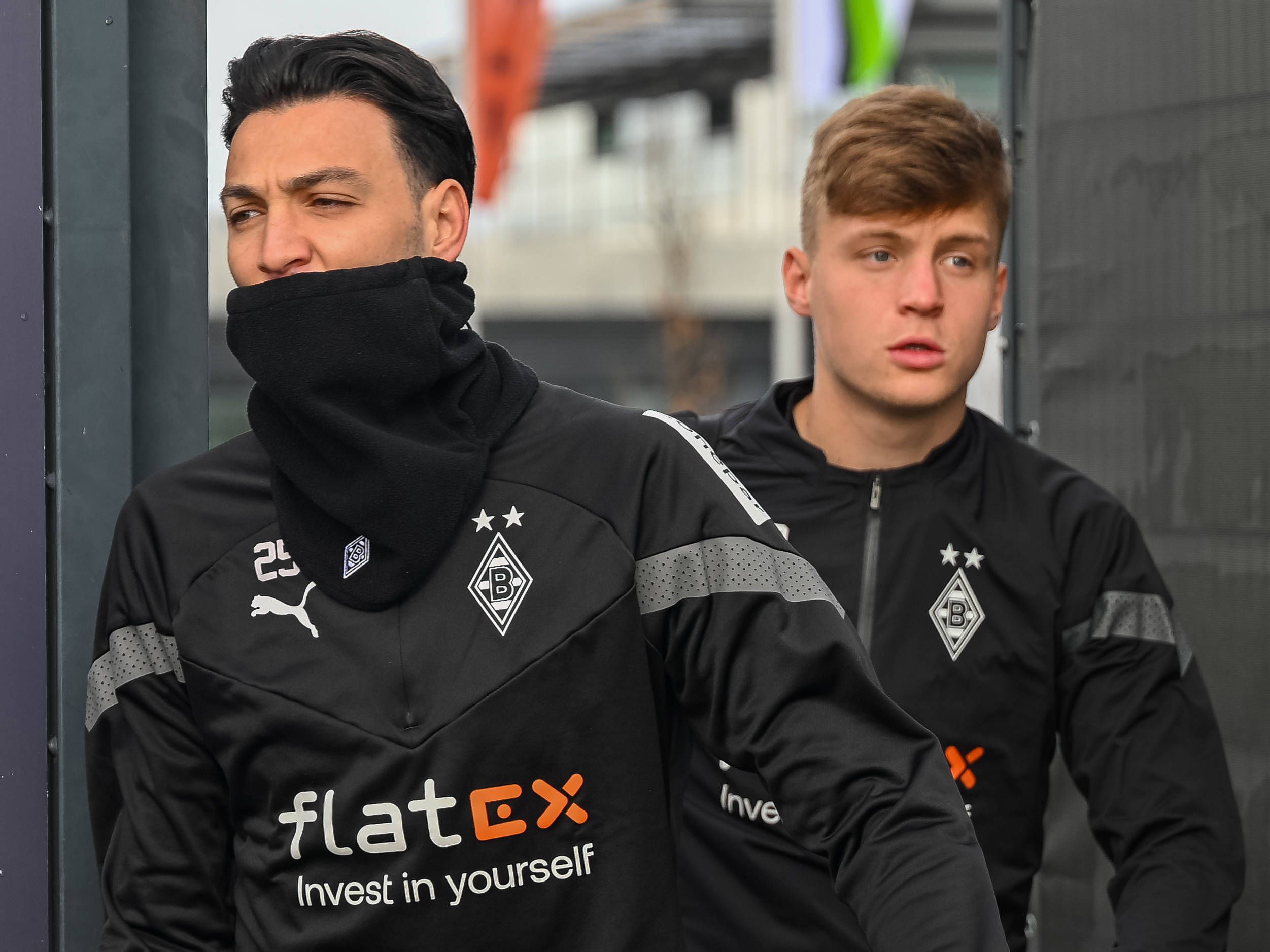 Ramy Bensebaini und Luca Netz betreten den Trainingsplatz.