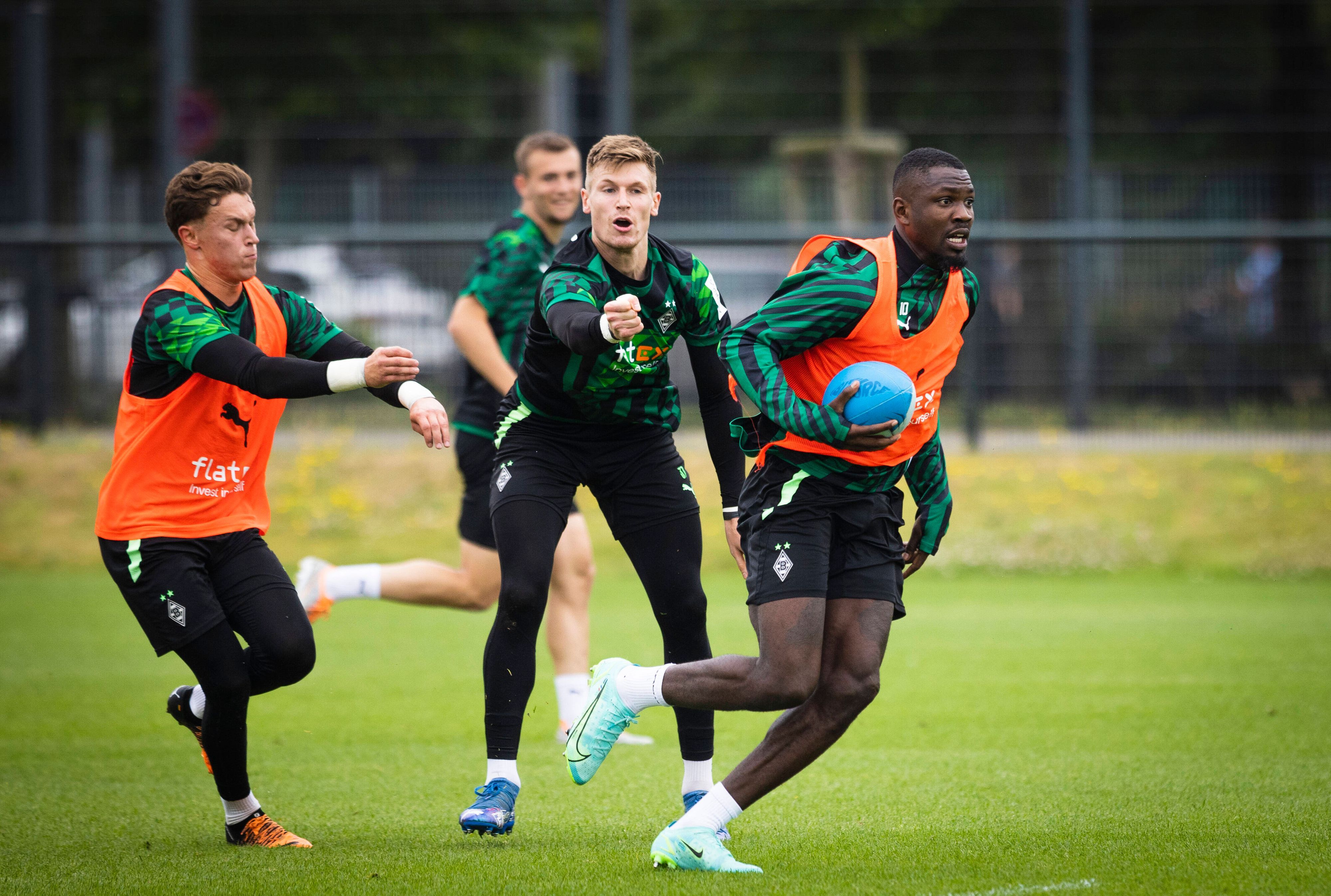 Jan Olschowksy und Moritz Nicolas laufen Marcus Thuram hinterher.