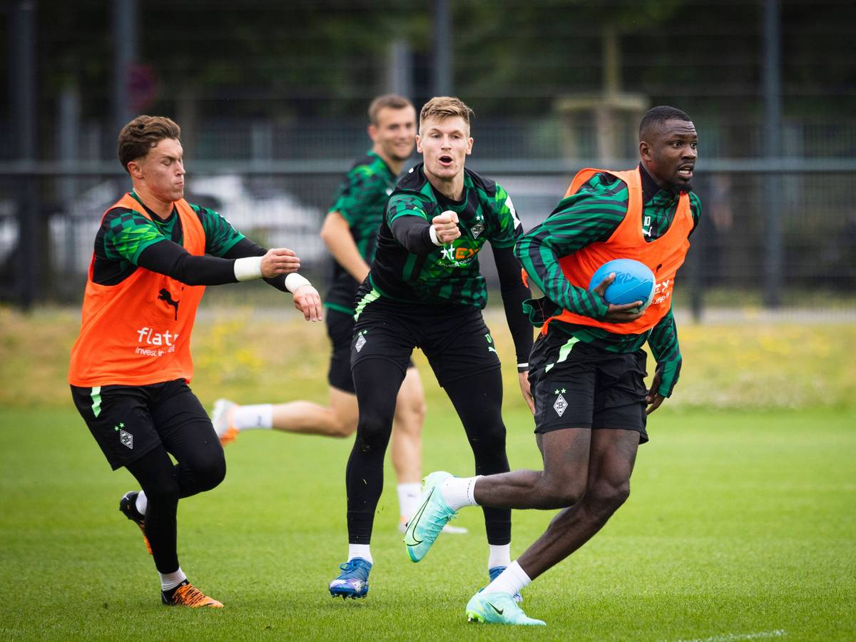 Jan Olschowksy und Moritz Nicolas laufen Marcus Thuram hinterher.