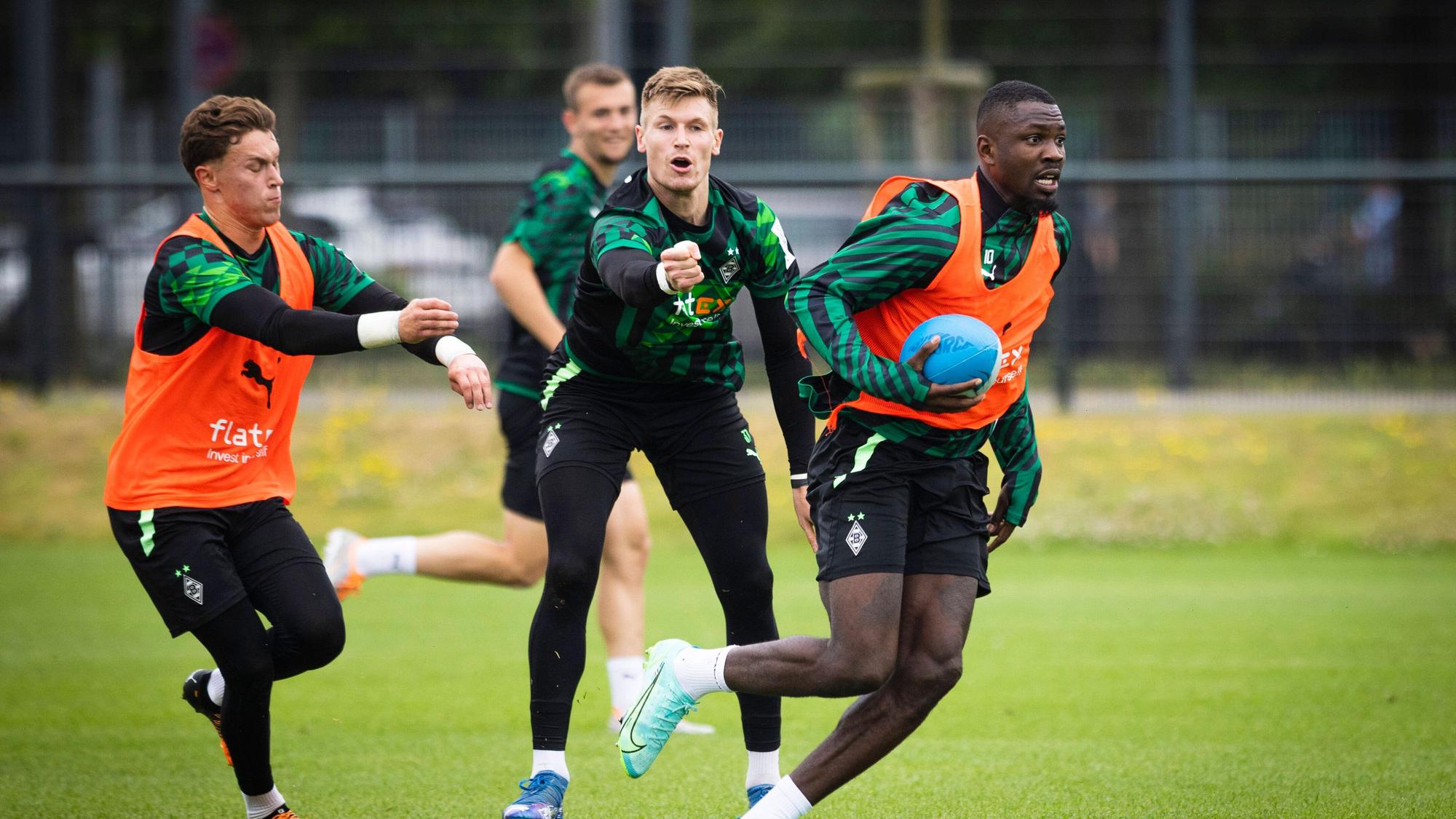 Jan Olschowksy und Moritz Nicolas laufen Marcus Thuram hinterher.
