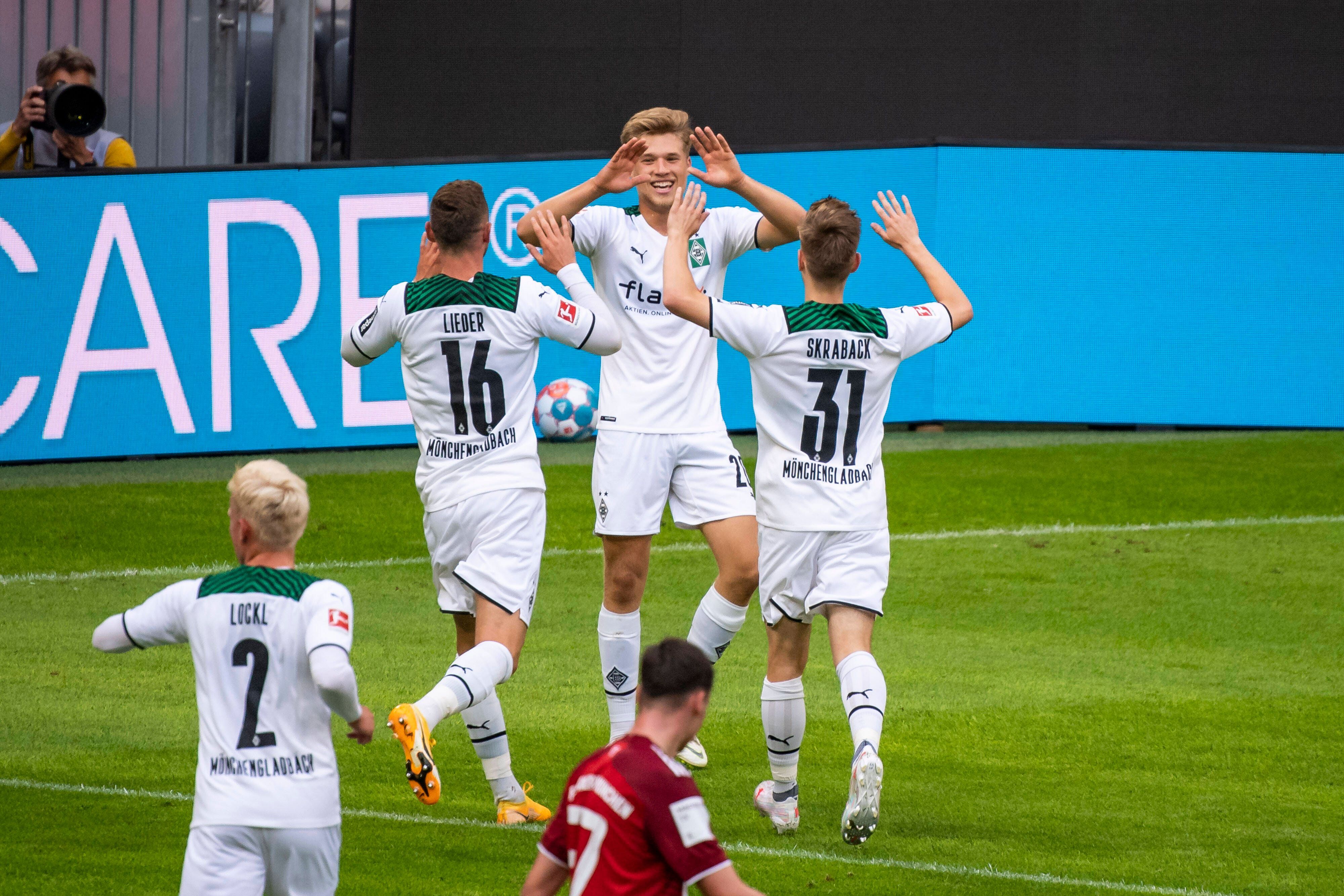 Nachwuchsspieler bejubeln einen Treffer von Borussia Mönchengladbach.