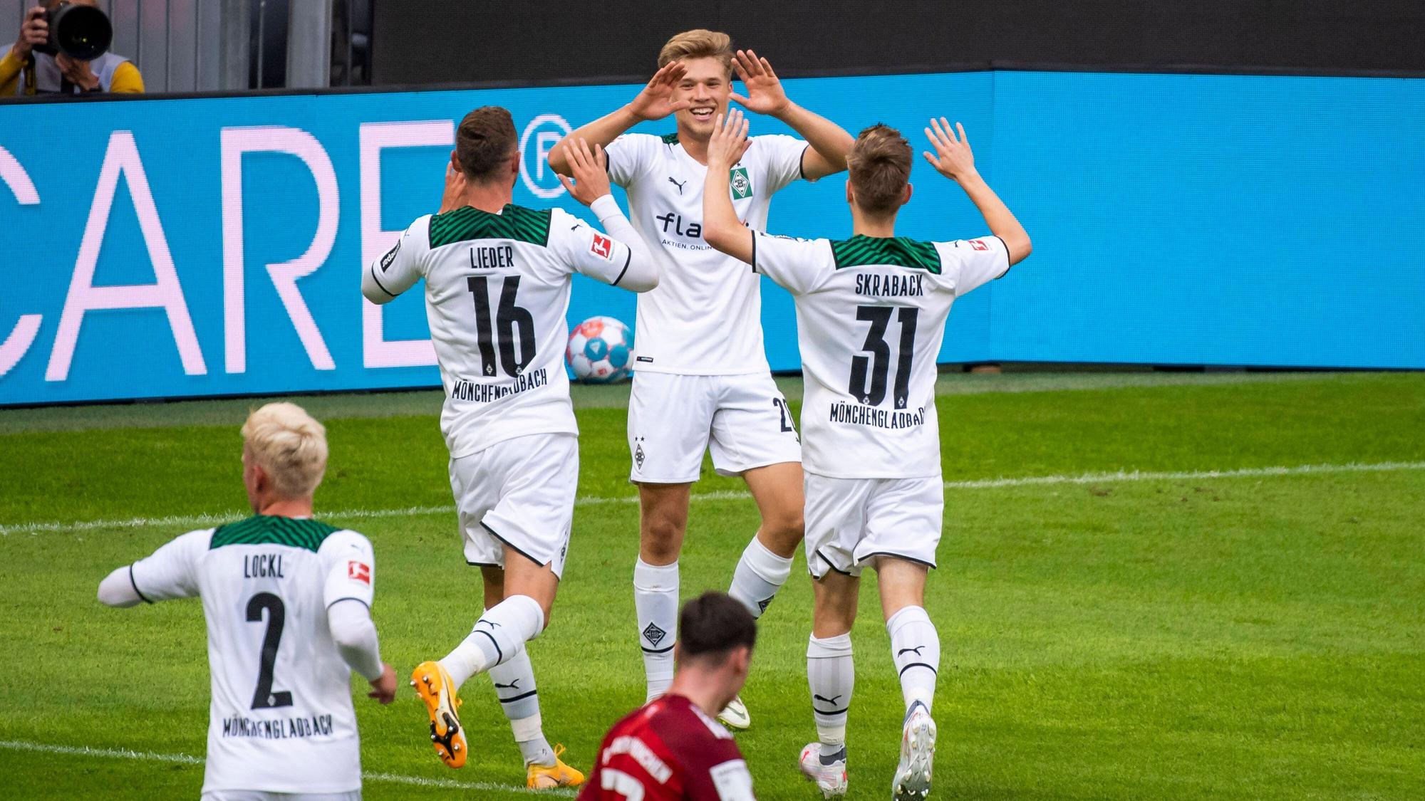 Nachwuchsspieler bejubeln einen Treffer von Borussia Mönchengladbach.