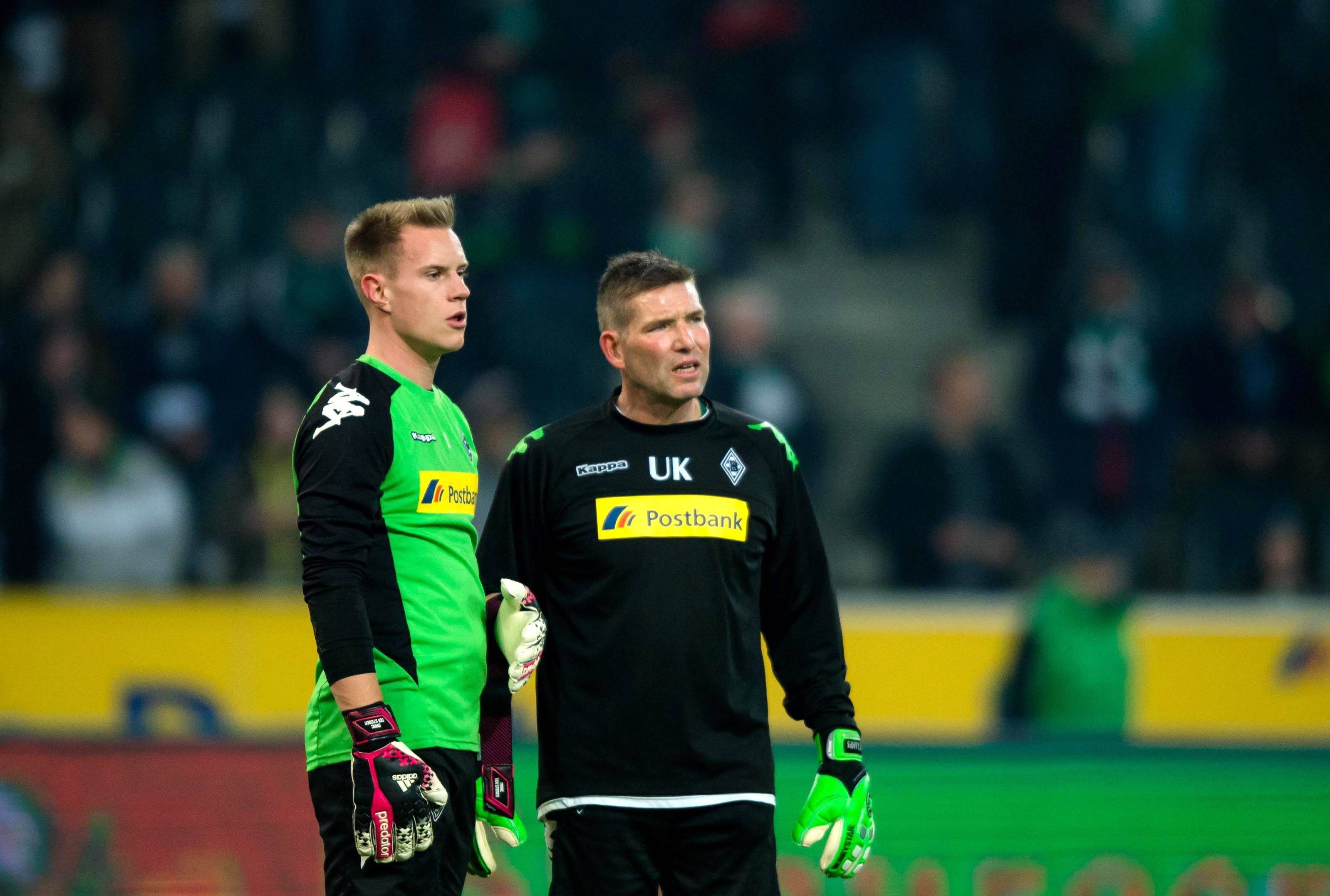 Marc-André ter Stegen und Uwe Kamps stehen gemeinsam auf dem Rasen im Borussia-Park.