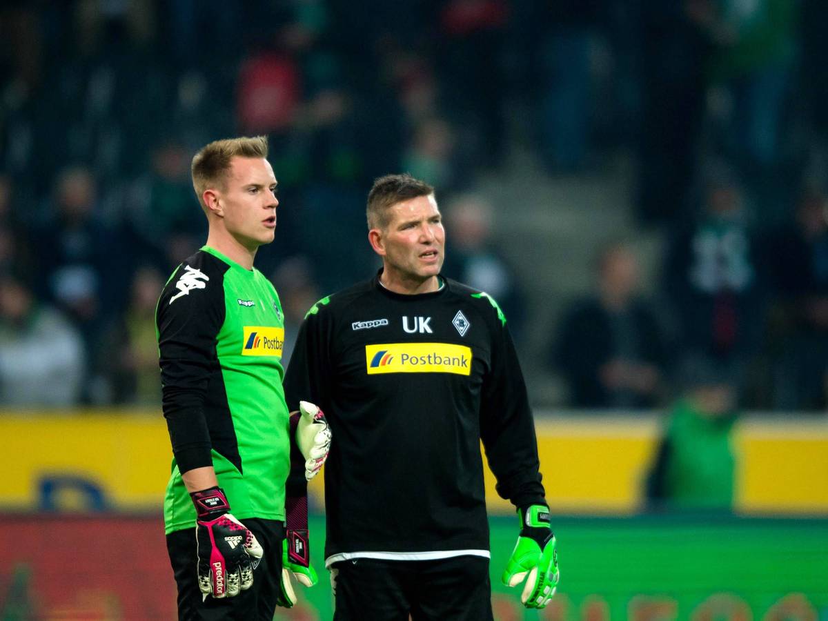 Marc-André ter Stegen und Uwe Kamps stehen gemeinsam auf dem Rasen im Borussia-Park.