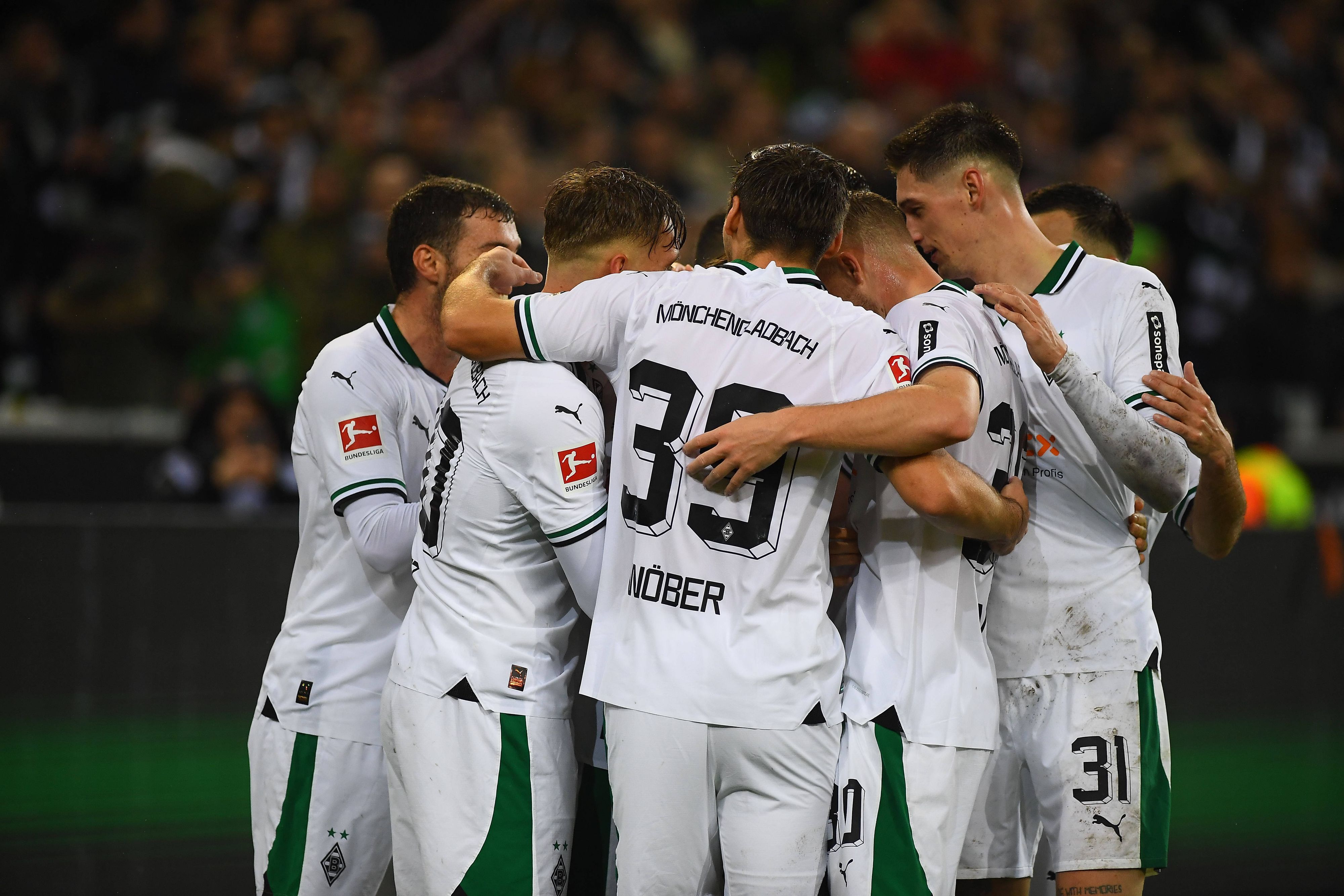 Die Borussia-Spieler bejubeln einen Treffer gegen den VfL Wolfsburg.