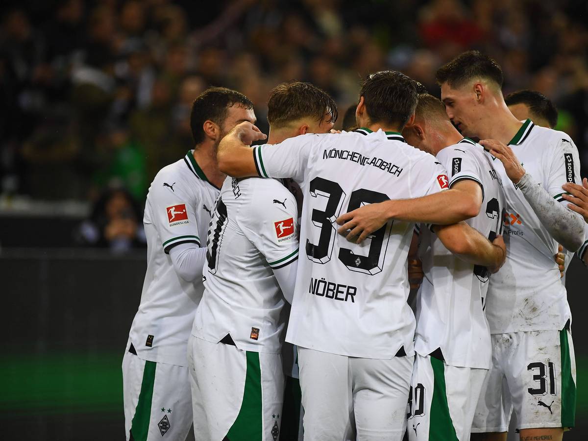 Die Borussia-Spieler bejubeln einen Treffer gegen den VfL Wolfsburg.