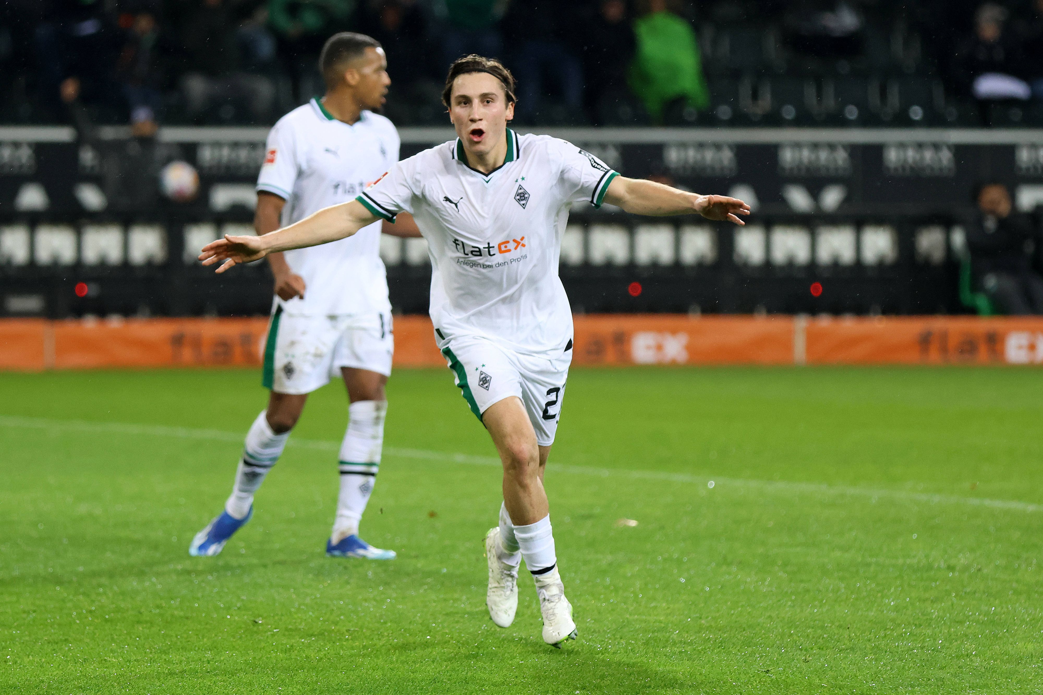 Spieler von Borussia Mönchengladbach bejubelt ein Tor.