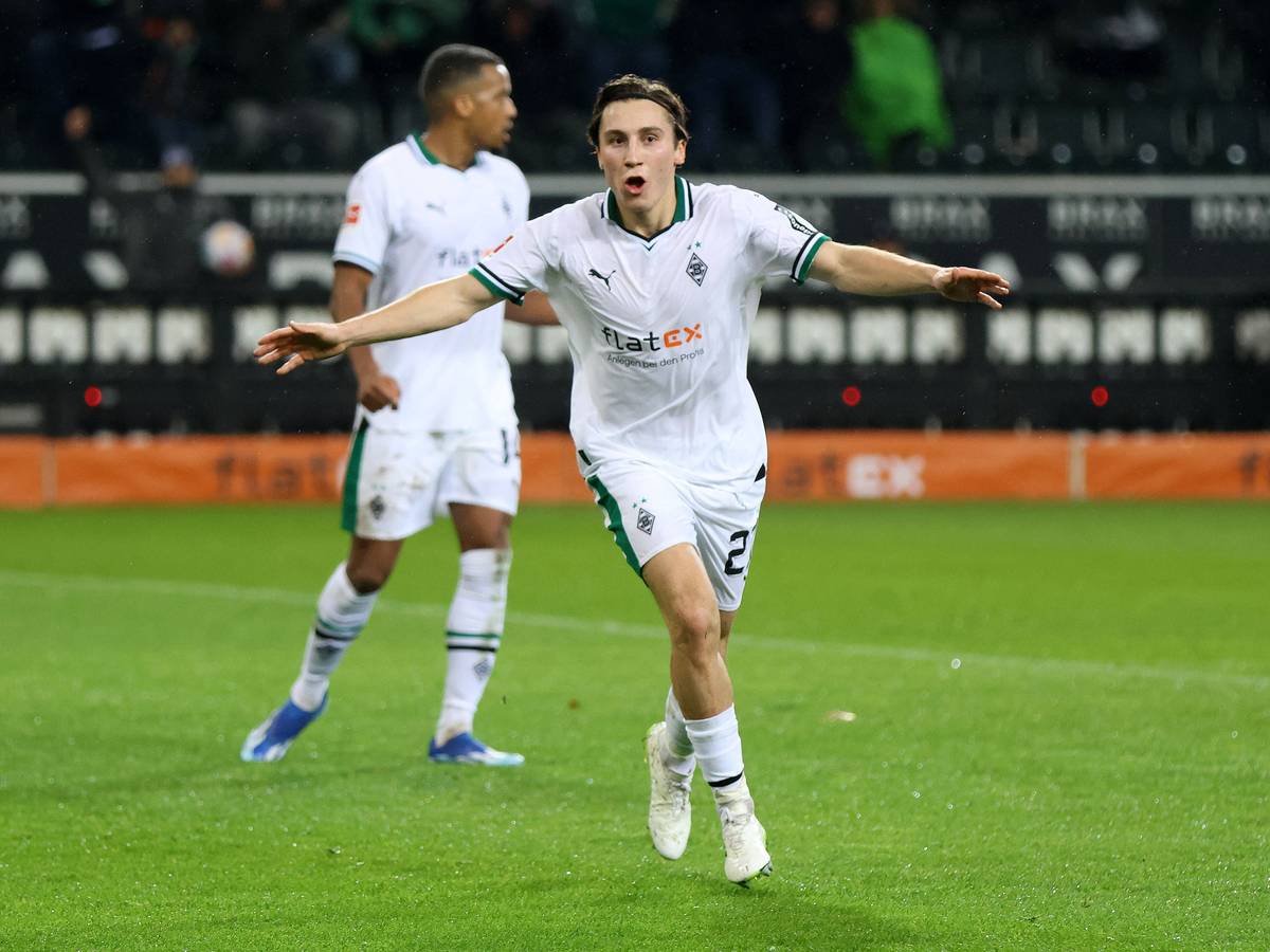 Spieler von Borussia Mönchengladbach bejubelt ein Tor.