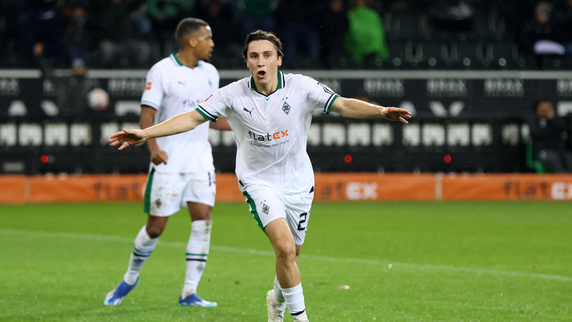 Spieler von Borussia Mönchengladbach bejubelt ein Tor.