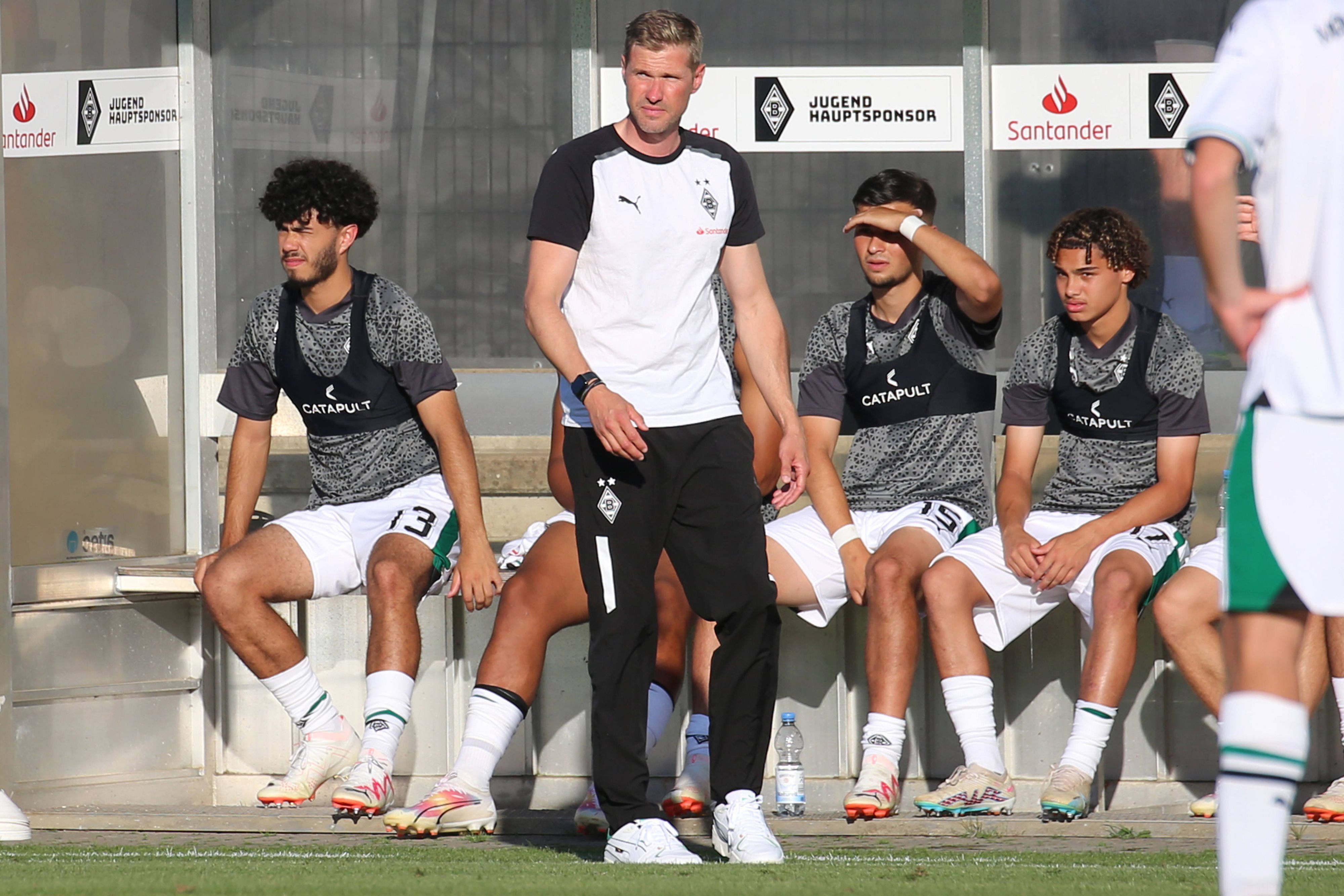 Der U19-Trainer von Borussia Mönchengladbach an der Seitenlinie.