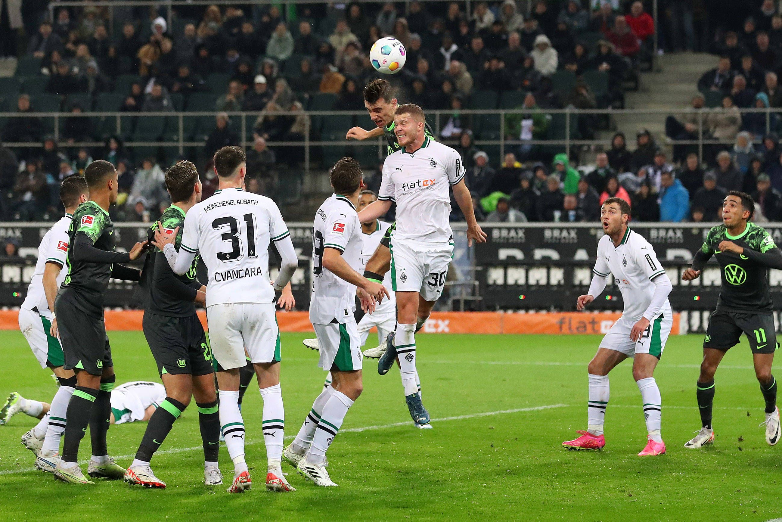Spieler von Borussia Mönchengladbach im Kopfballduell.