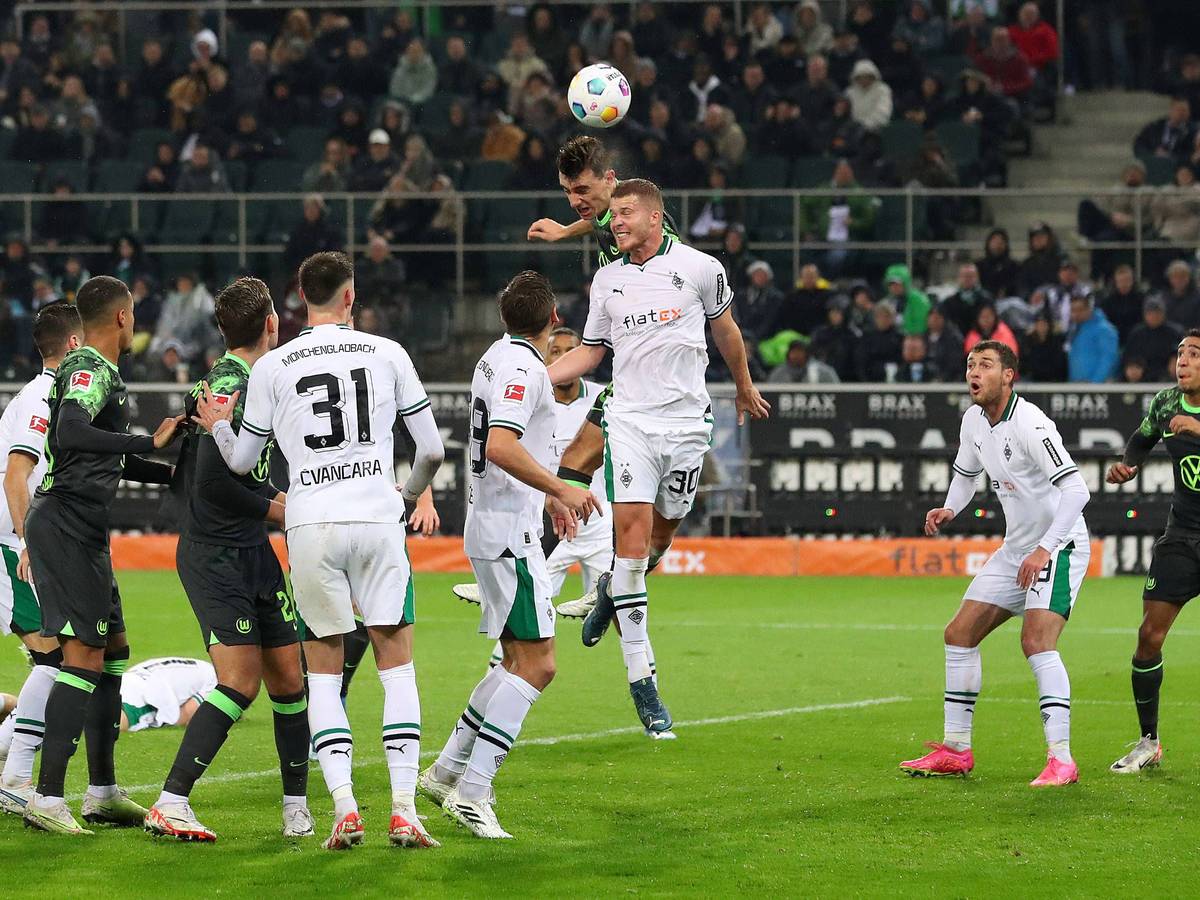 Spieler von Borussia Mönchengladbach im Kopfballduell.