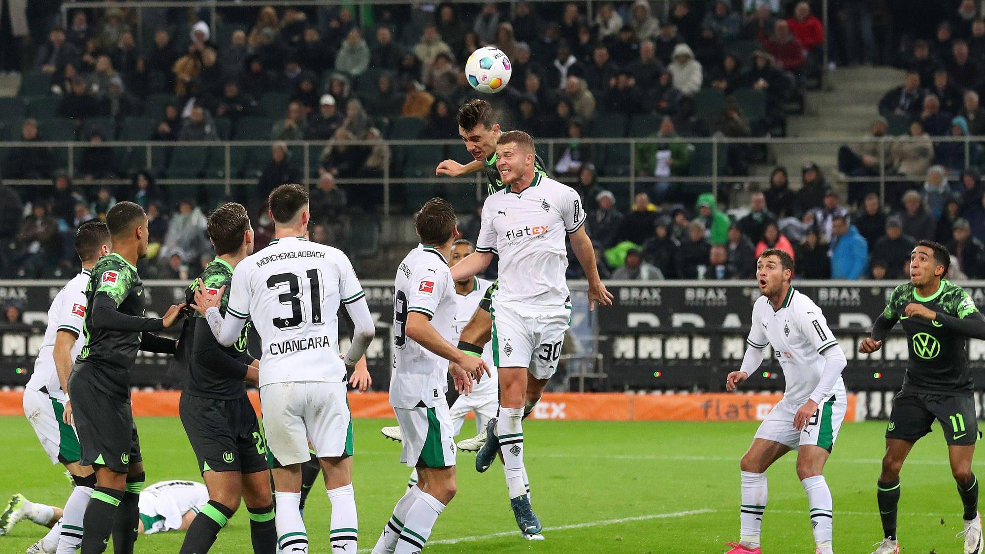 Spieler von Borussia Mönchengladbach im Kopfballduell.