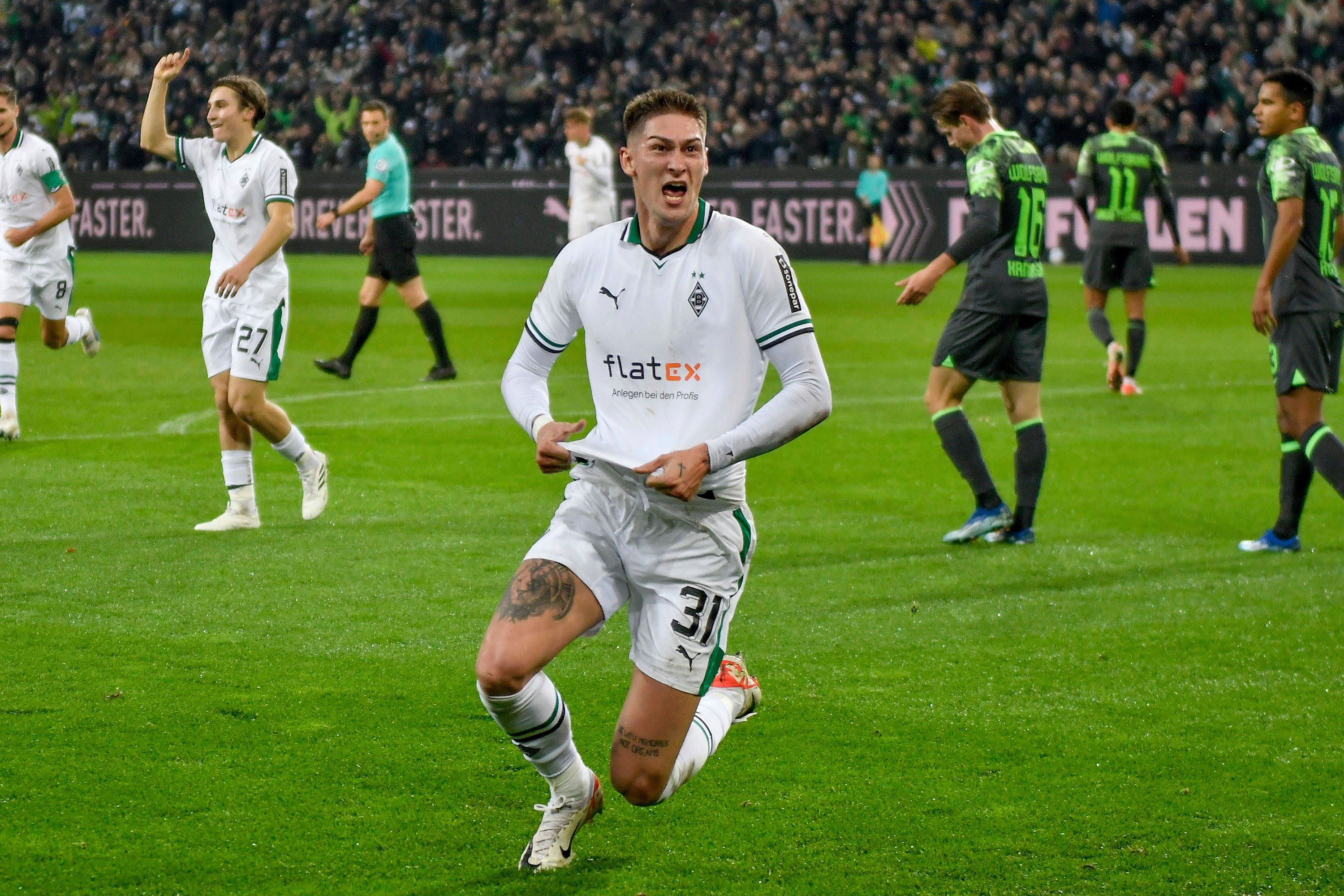 Spieler von Borussia Mönchengladbach jubelt über ein Tor.