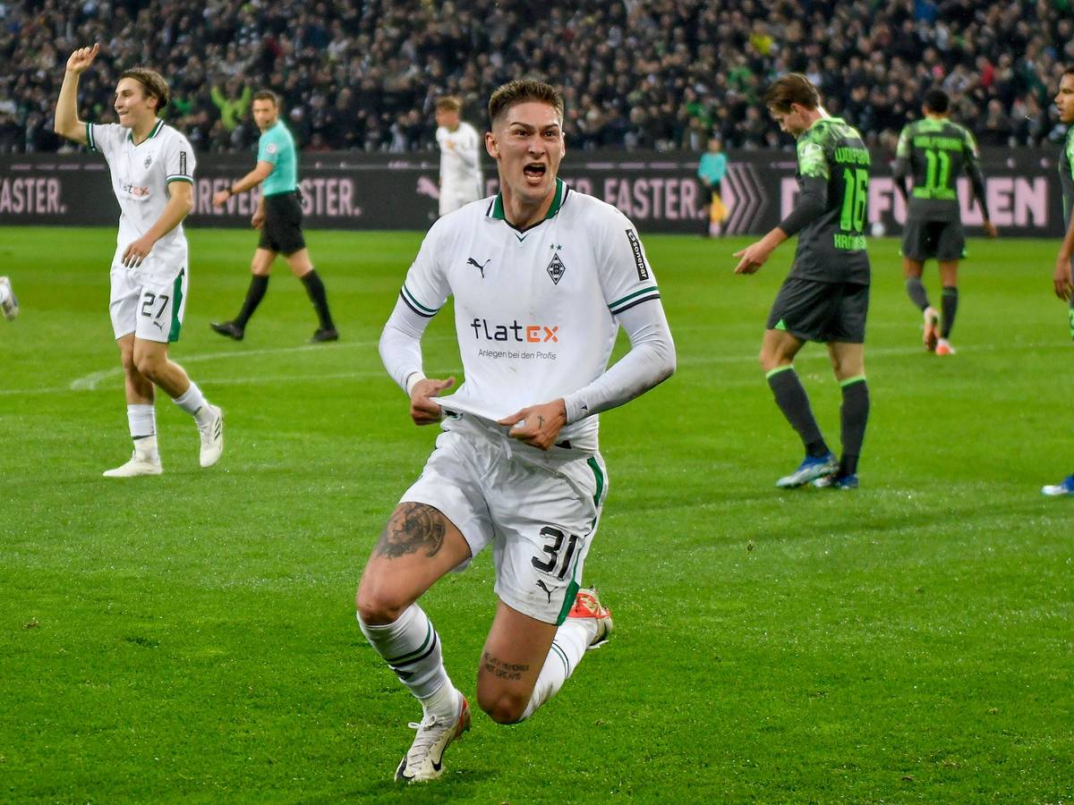 Spieler von Borussia Mönchengladbach jubelt über ein Tor.