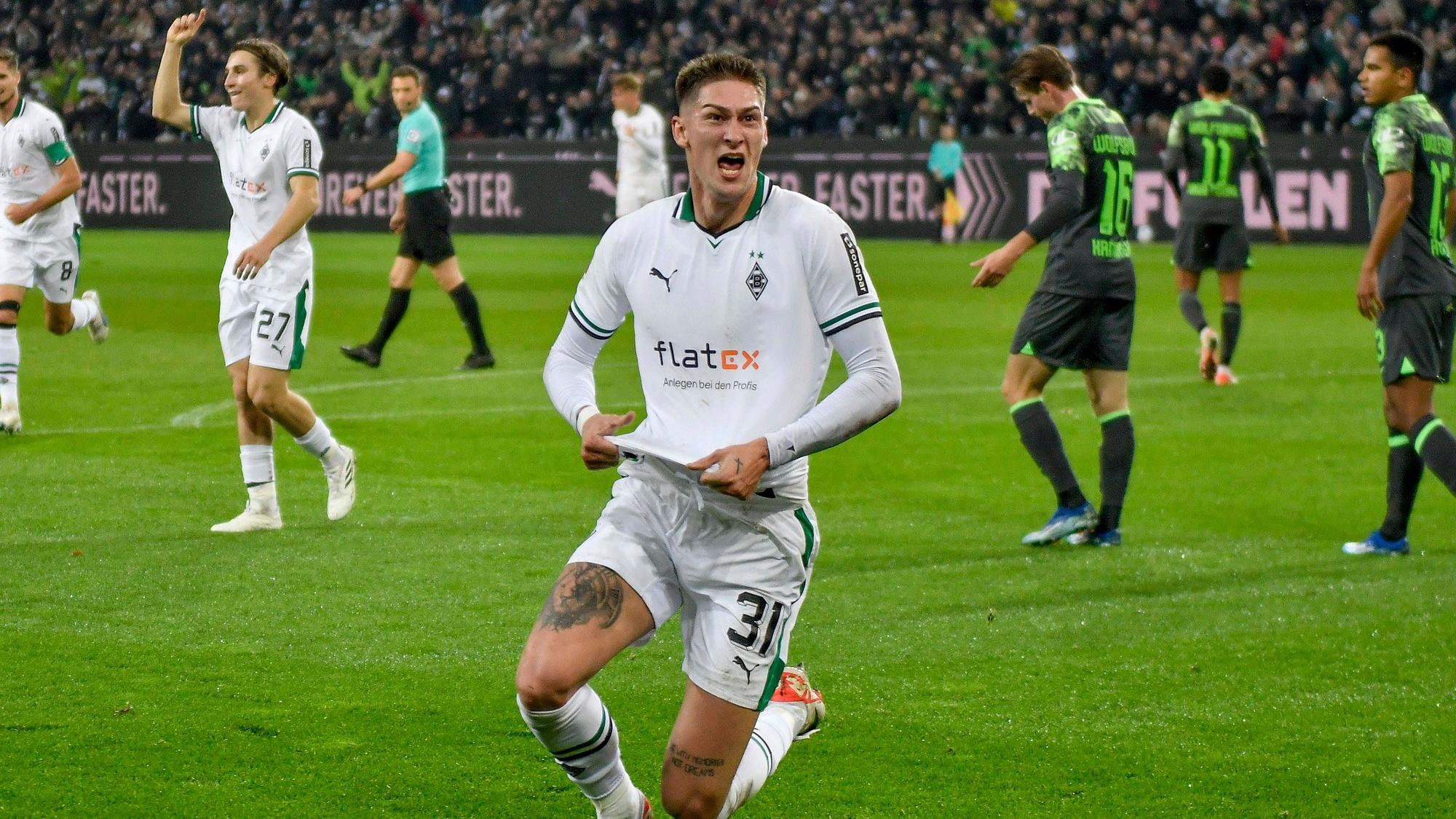 Spieler von Borussia Mönchengladbach jubelt über ein Tor.