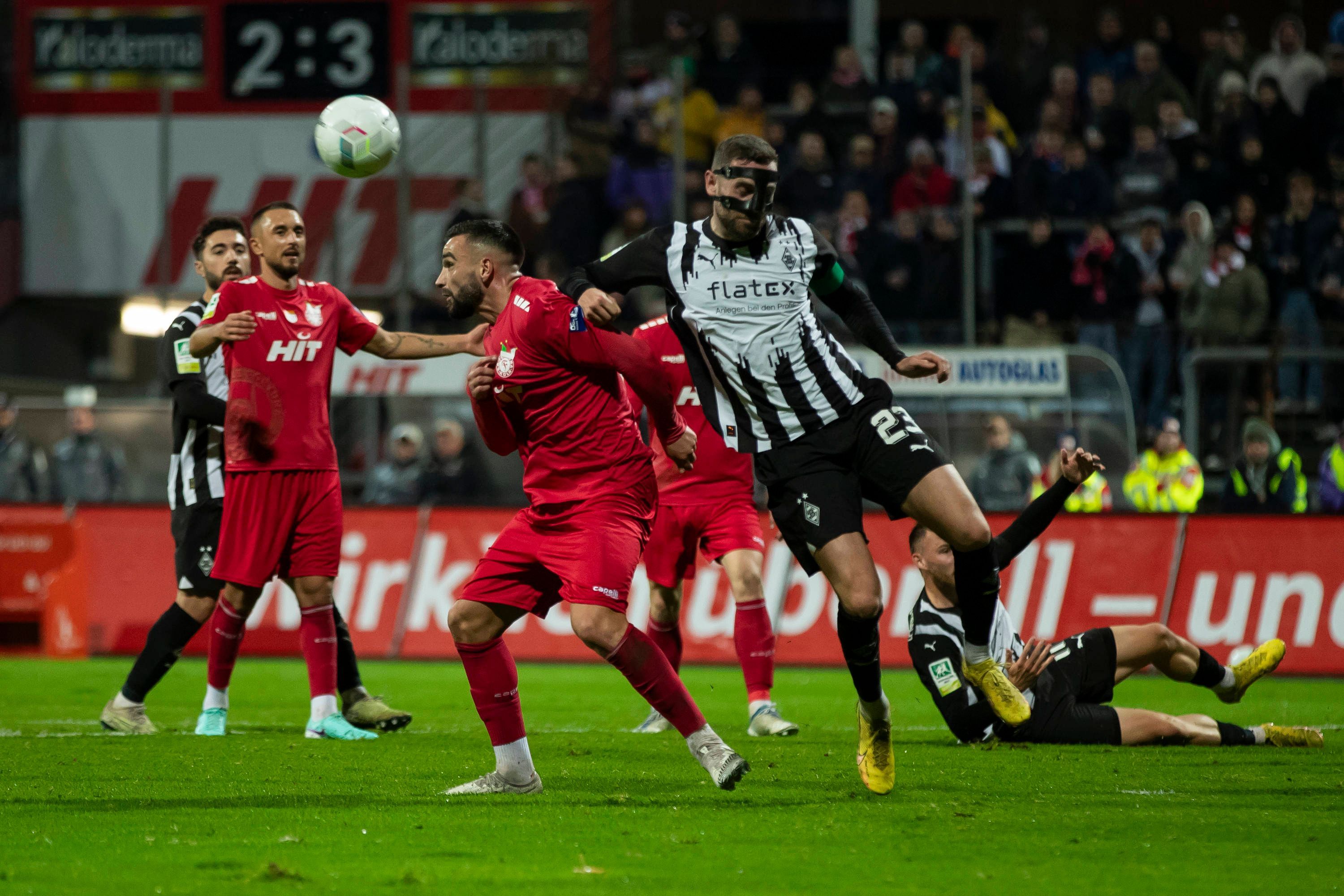 Ein Spieler der U23 von Borussia Mönchengladbach im Zweikampf.