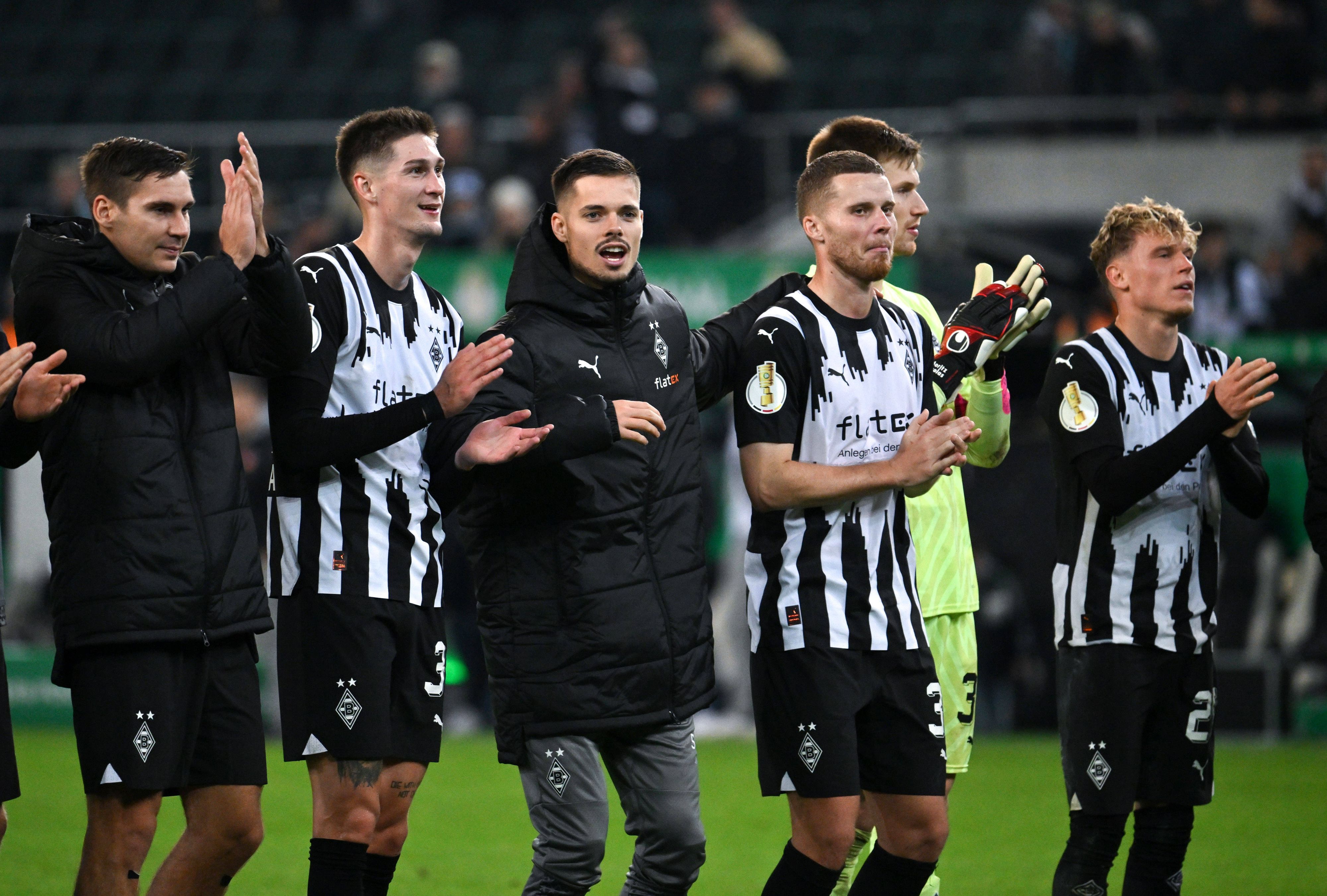 Spieler von Borussia Mönchengladbach feiern mit den Fans.