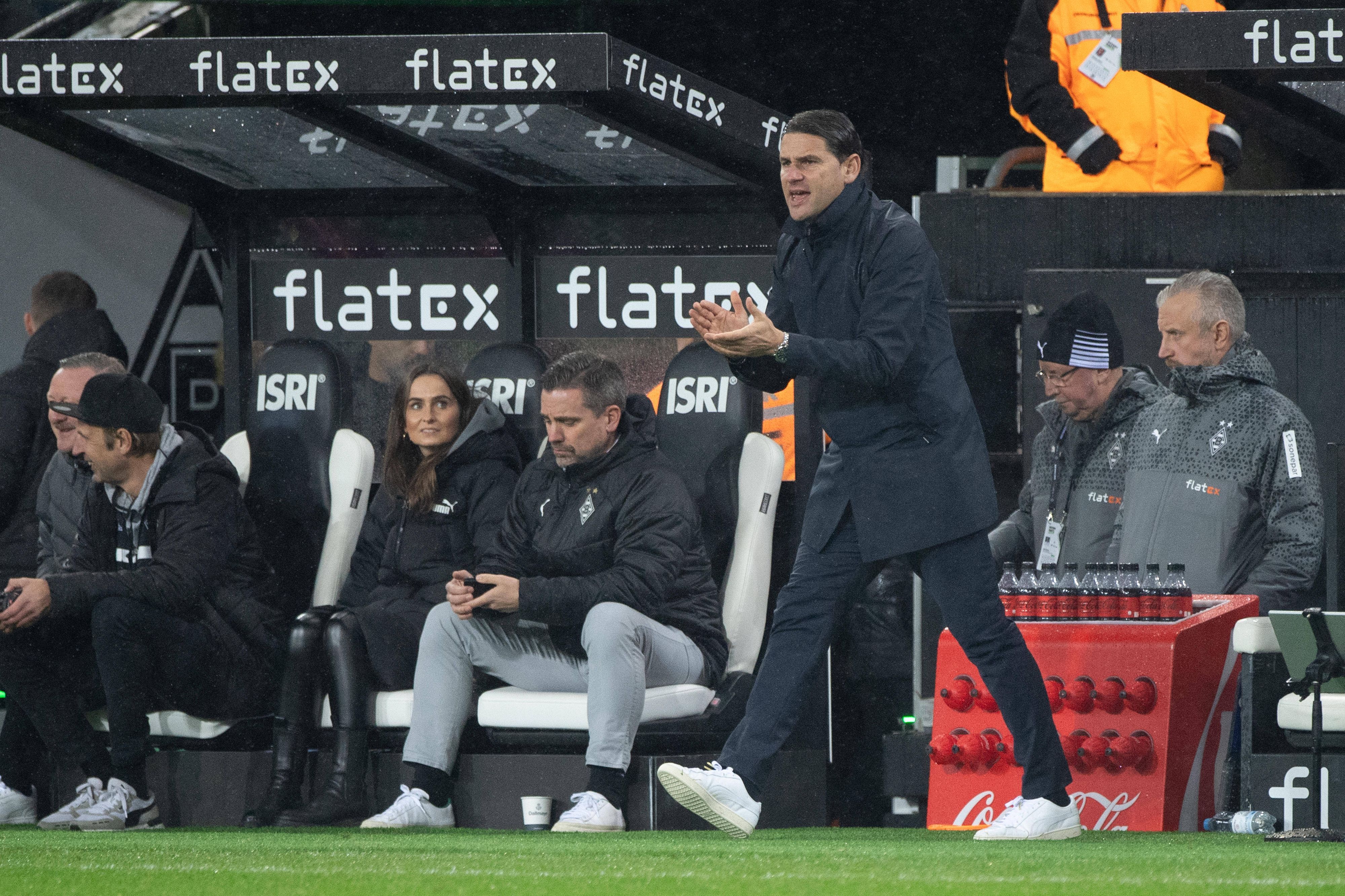 Trainer von Borussia Mönchengladbach klatscht.