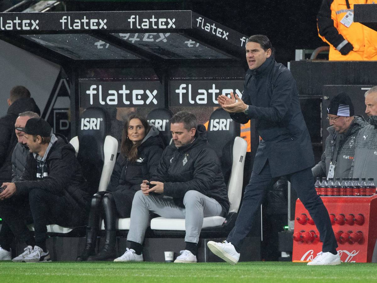 Trainer von Borussia Mönchengladbach klatscht.