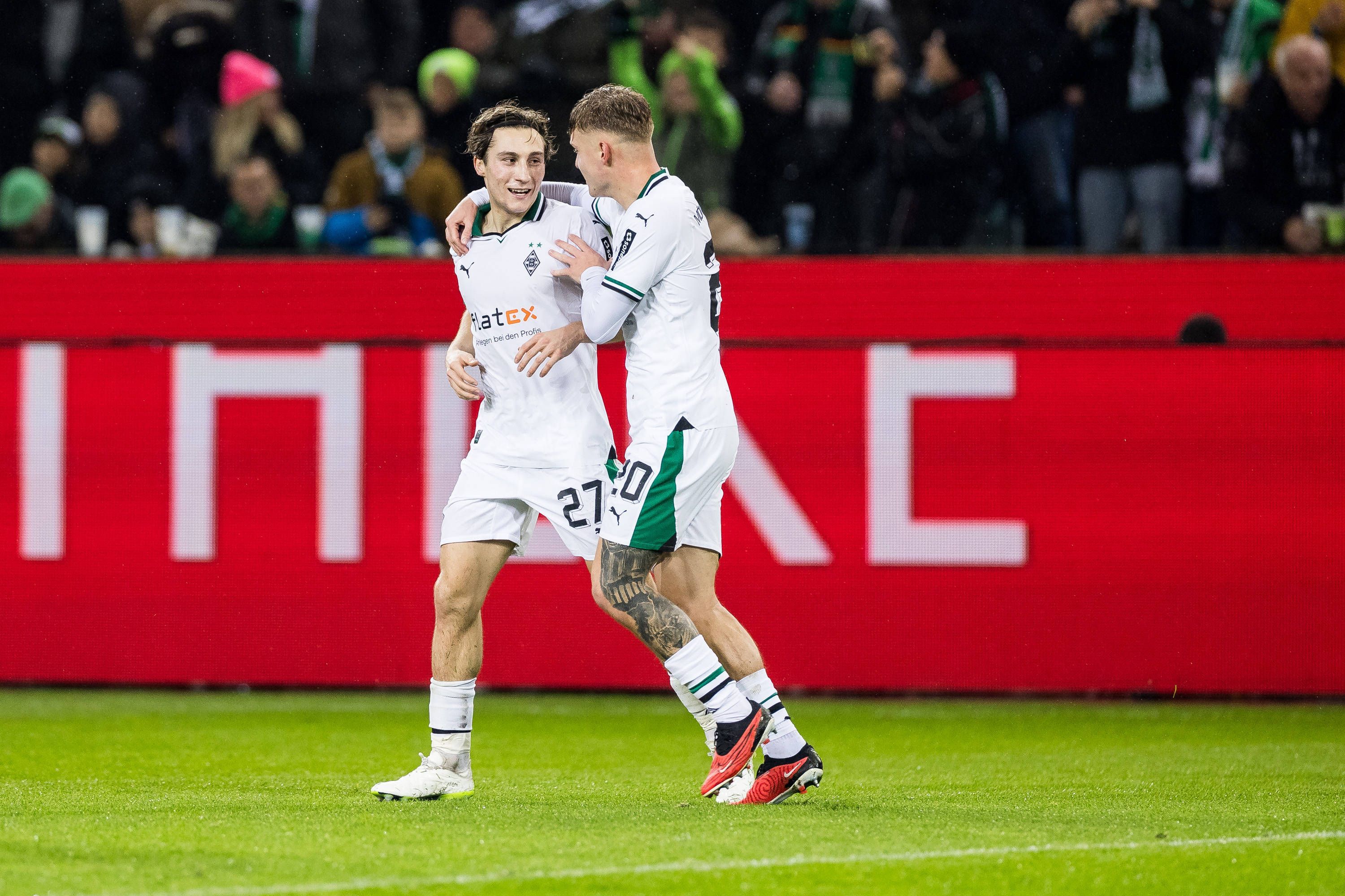 Spieler von Borussia Mönchengladbach bejubeln einen Treffer.