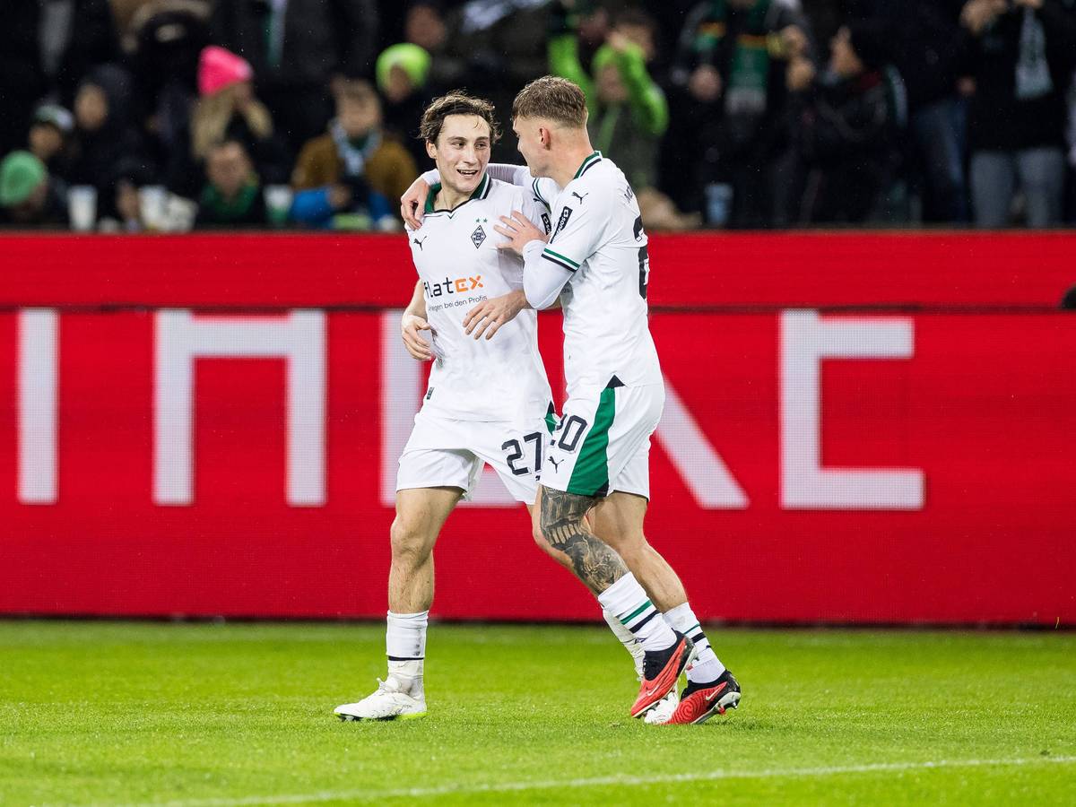 Spieler von Borussia Mönchengladbach bejubeln einen Treffer.