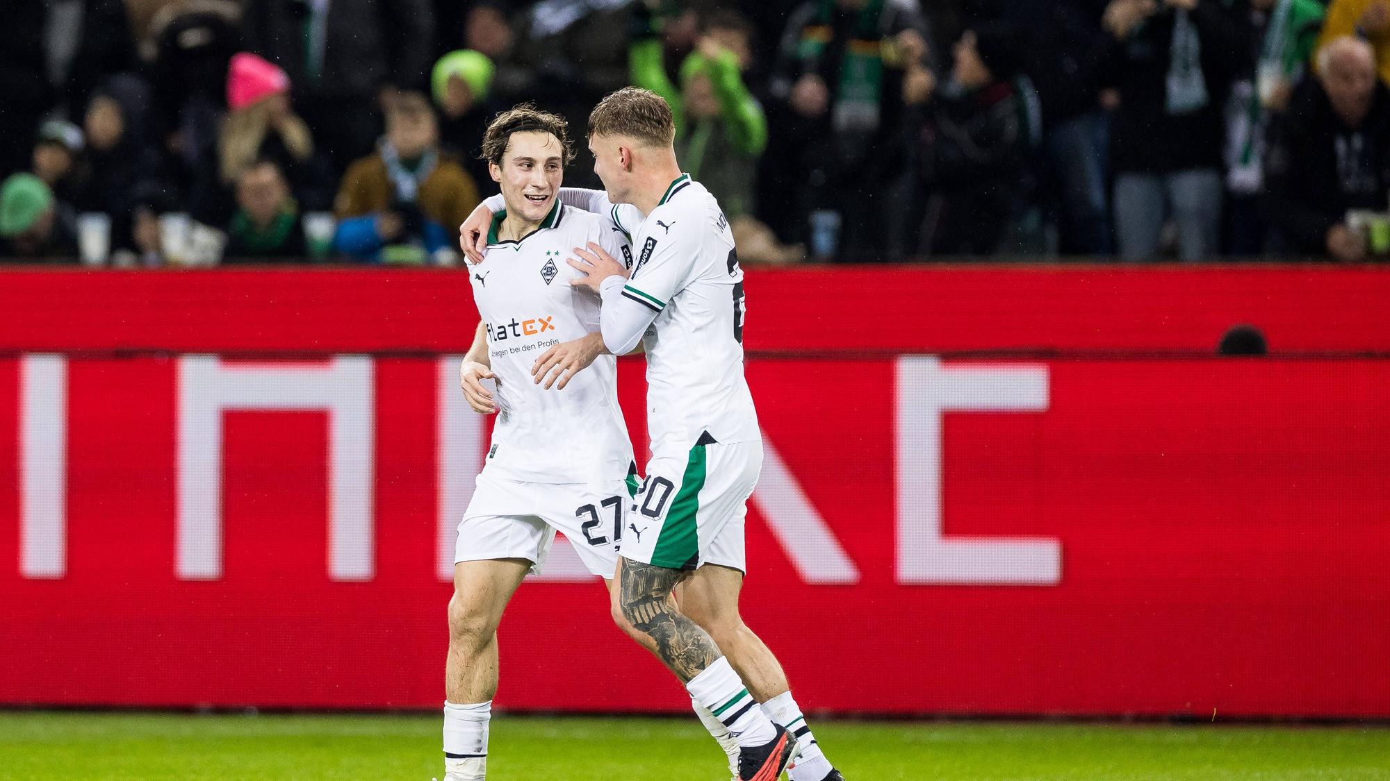 Spieler von Borussia Mönchengladbach bejubeln einen Treffer.