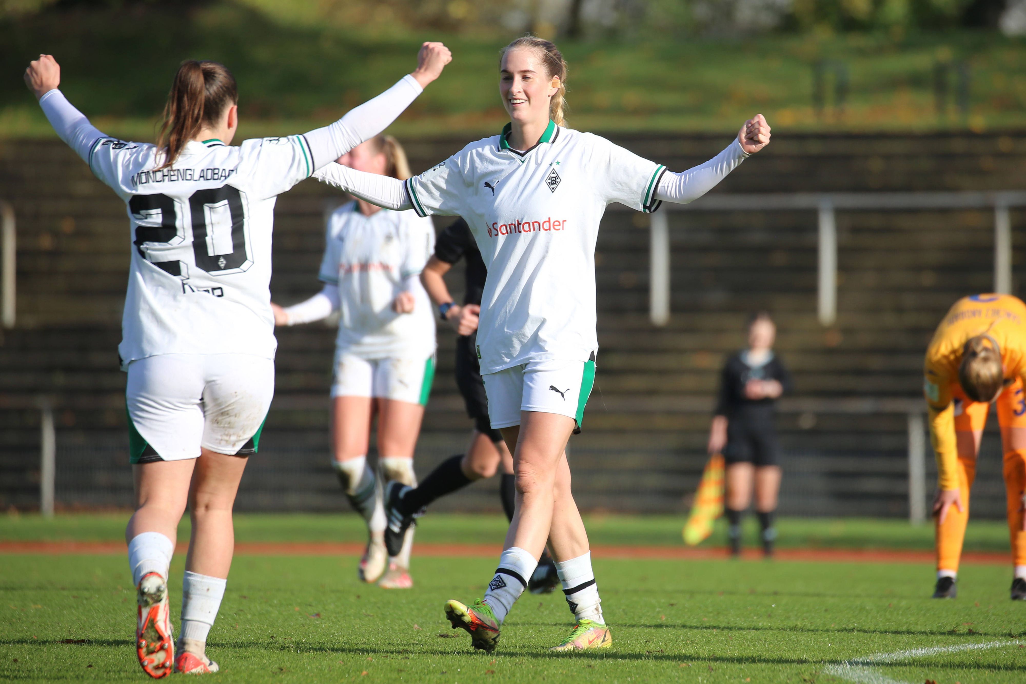 Spielerinnen von Borussia Mönchengladbach bejubeln einen Treffer.
