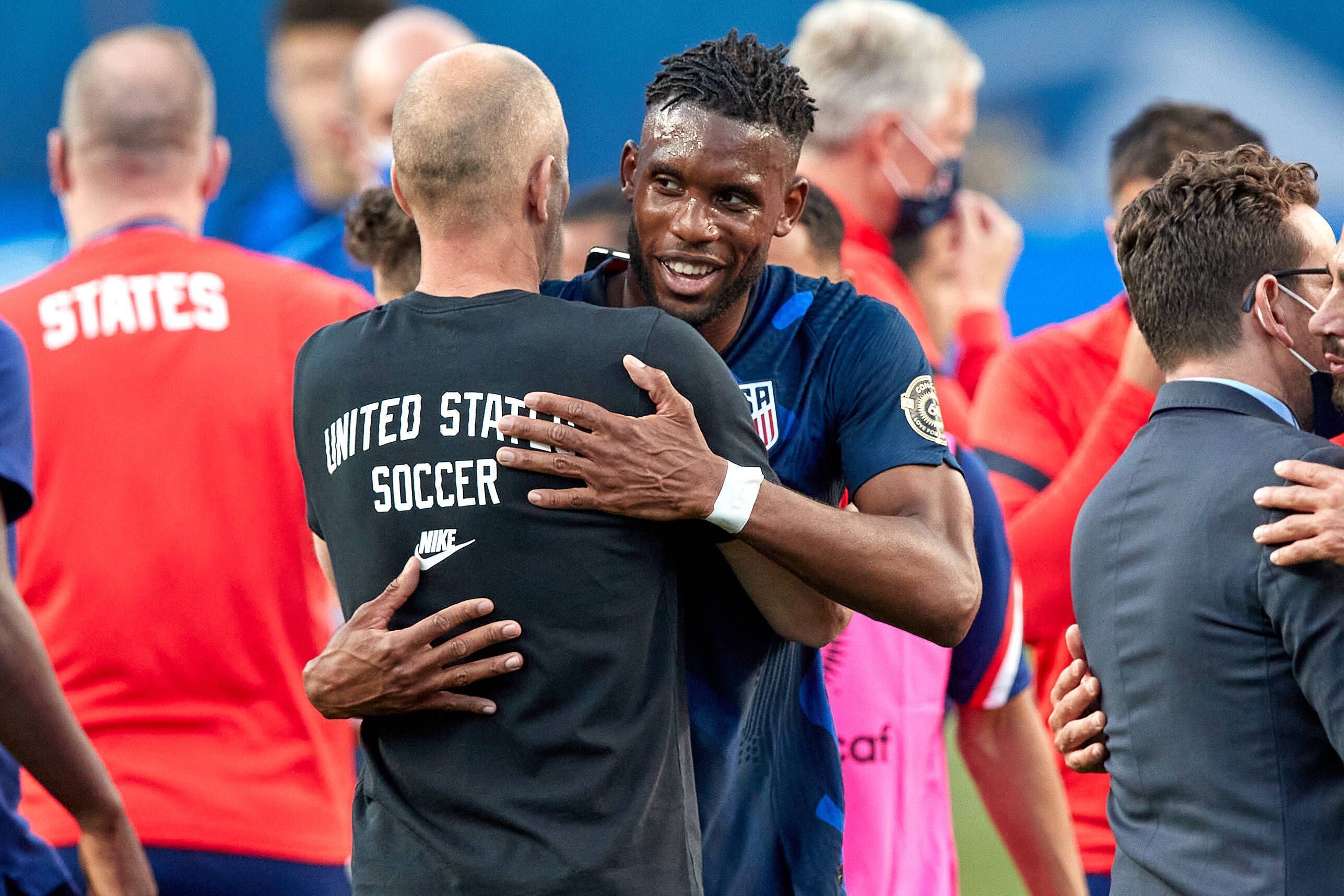 Gregg Berhalter und Jordan Siebatcheu umarmen sich nach einem Länderspiel.