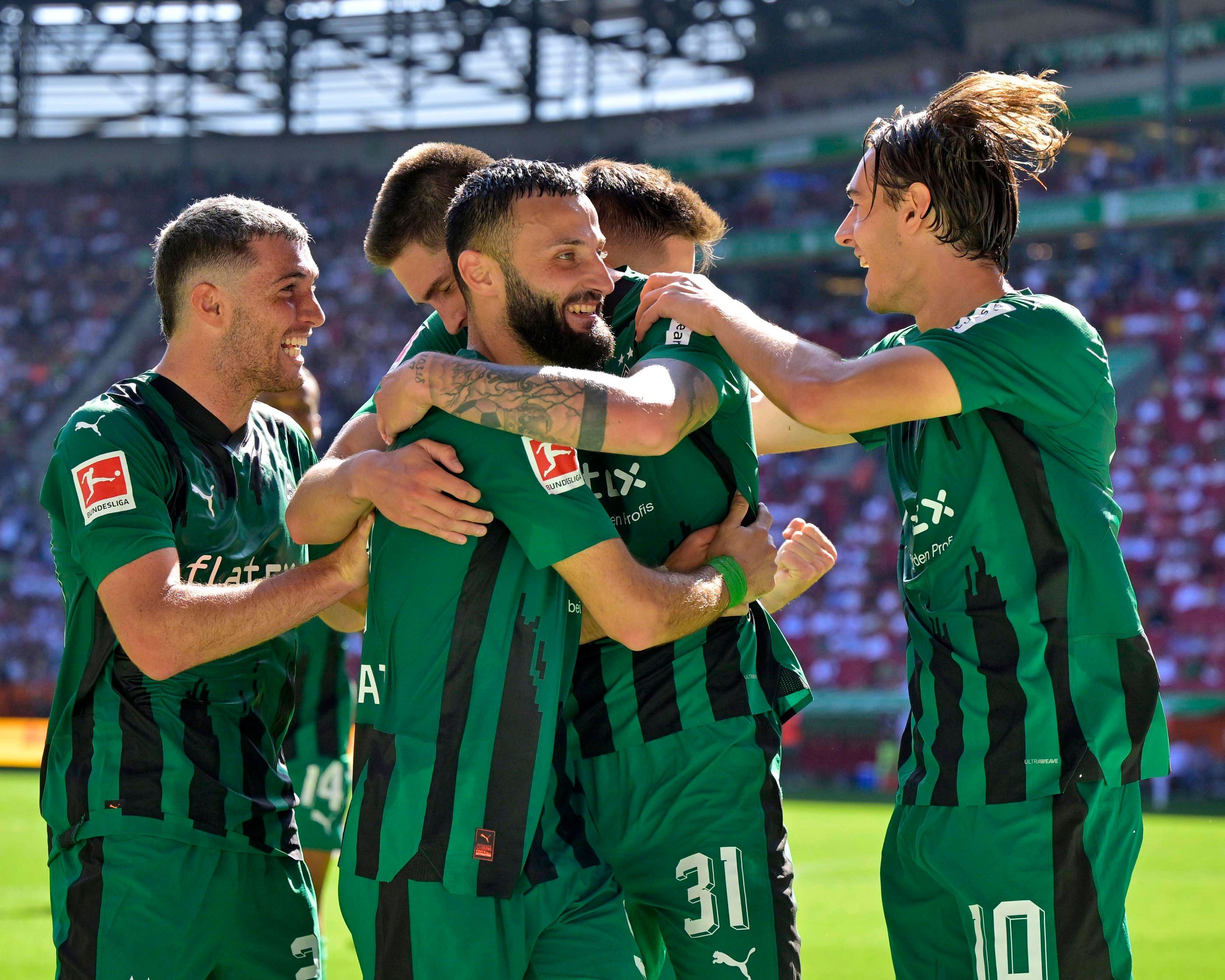 Die Borussia-Spieler bejubeln einen Treffer in Augsburg.