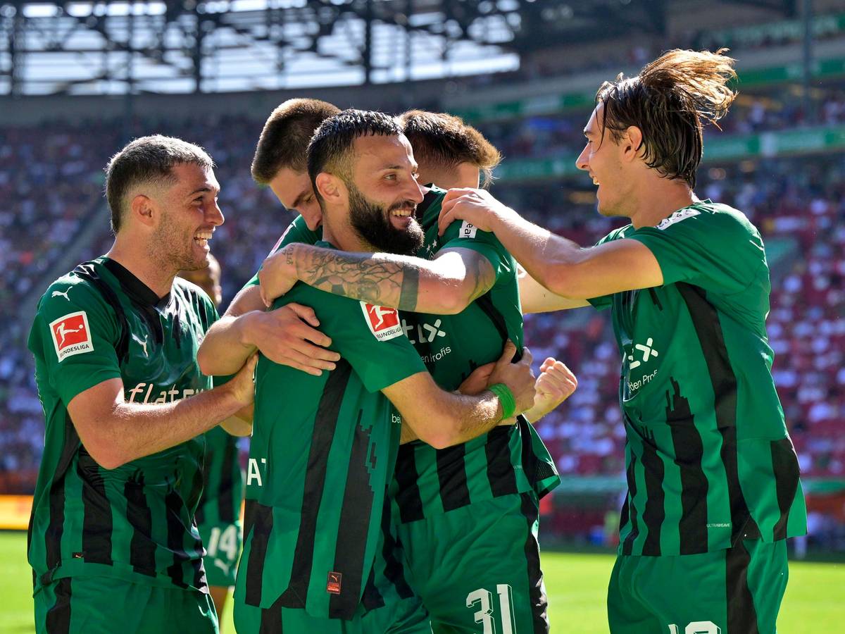 Die Borussia-Spieler bejubeln einen Treffer in Augsburg.