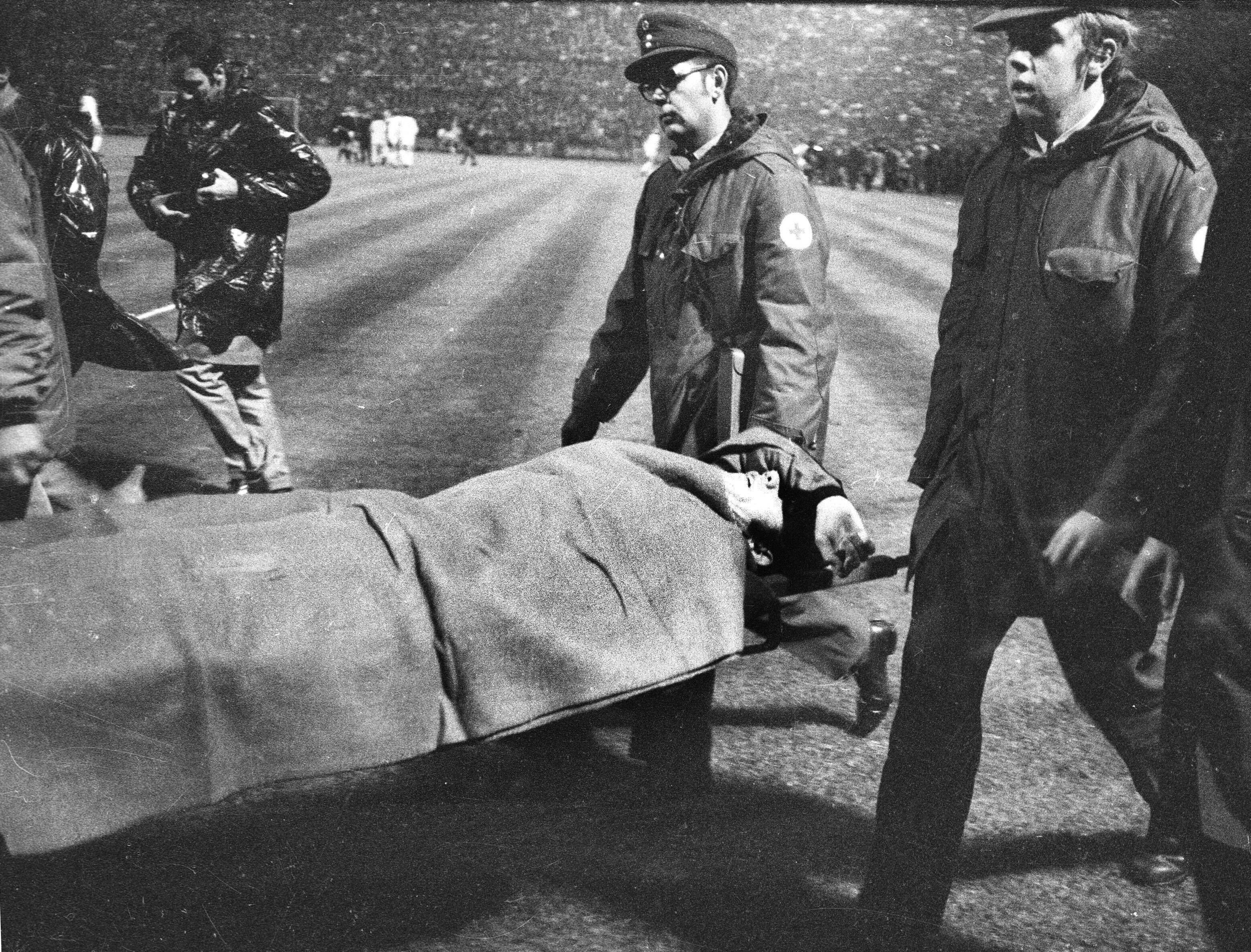 Roberto Boninsegna wird nach dem Büchsenwurf-Skandal am 20. Oktober 1971 am Bökelberg vom Platz getragen.