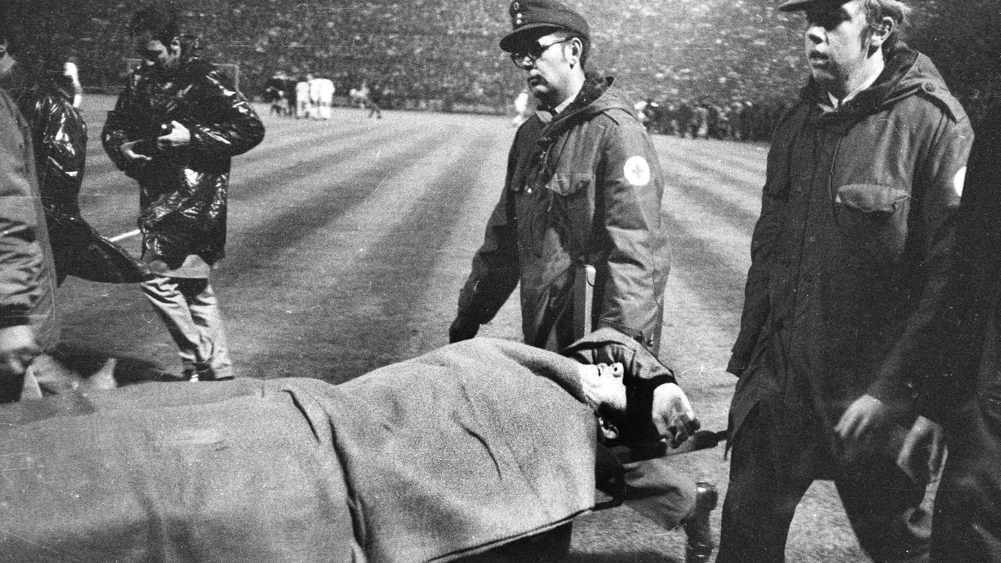 Roberto Boninsegna wird nach dem Büchsenwurf-Skandal am 20. Oktober 1971 am Bökelberg vom Platz getragen.