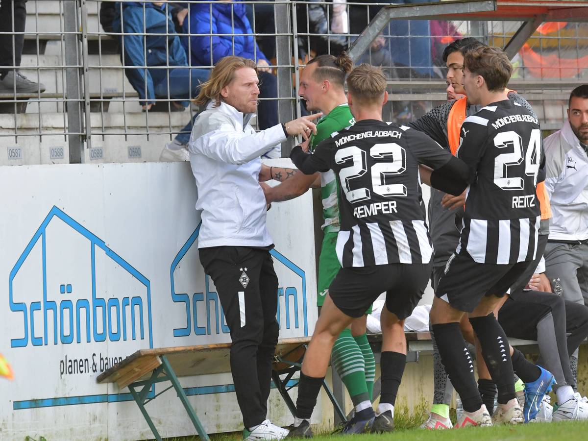 Eugen Polanski (l.) und zwei seiner U23-Spieler geraten mit einem Gütersloh-Spieler aneinander.